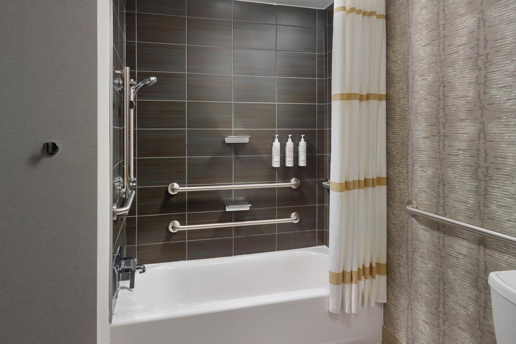 King Room with Adapted Tub - Mobility Accessible,1679574203:JPEG