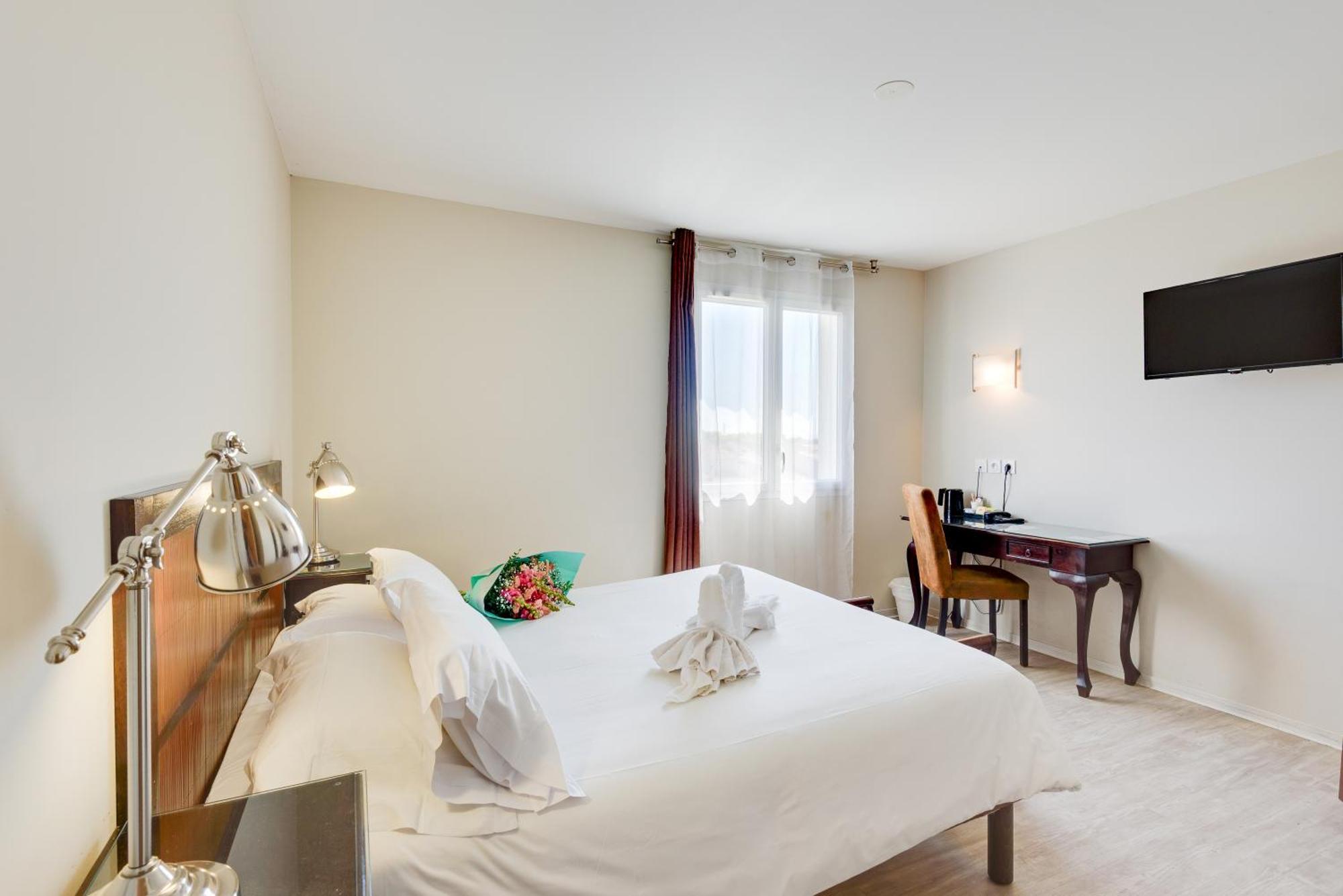 Two Standard Room with One Double Bed and Two Single Beds