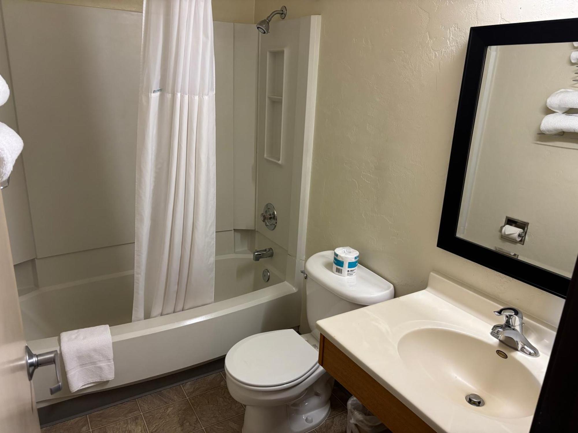Studio Suite with Two Queen Beds and Ocean View - Non-Smoking