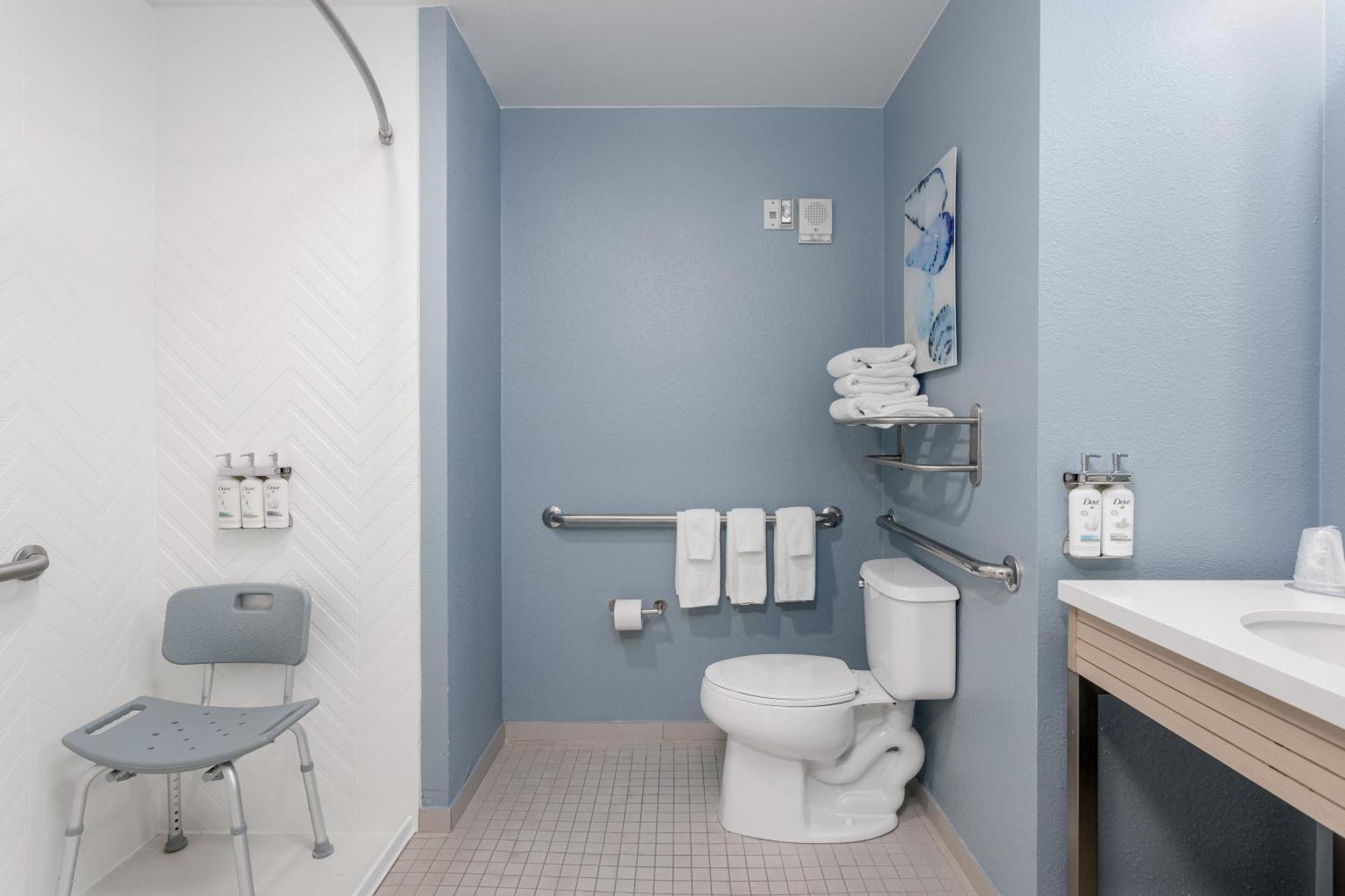 Standard King Room with Roll-In Shower - Mobility Access,1682939275:JPEG