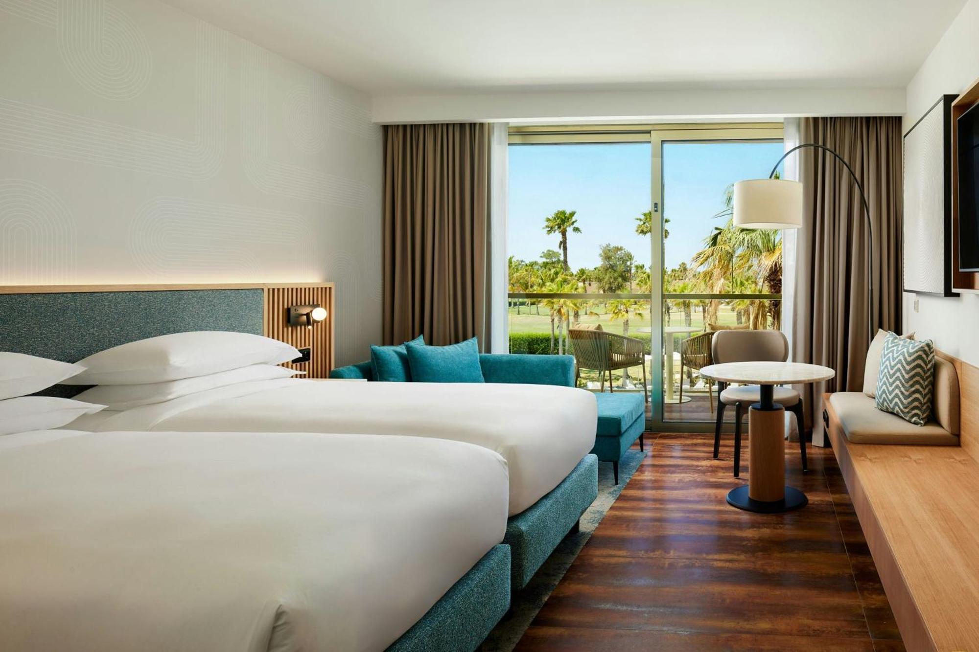 Deluxe Zweibettzimmer mit Balkon und Poolblick