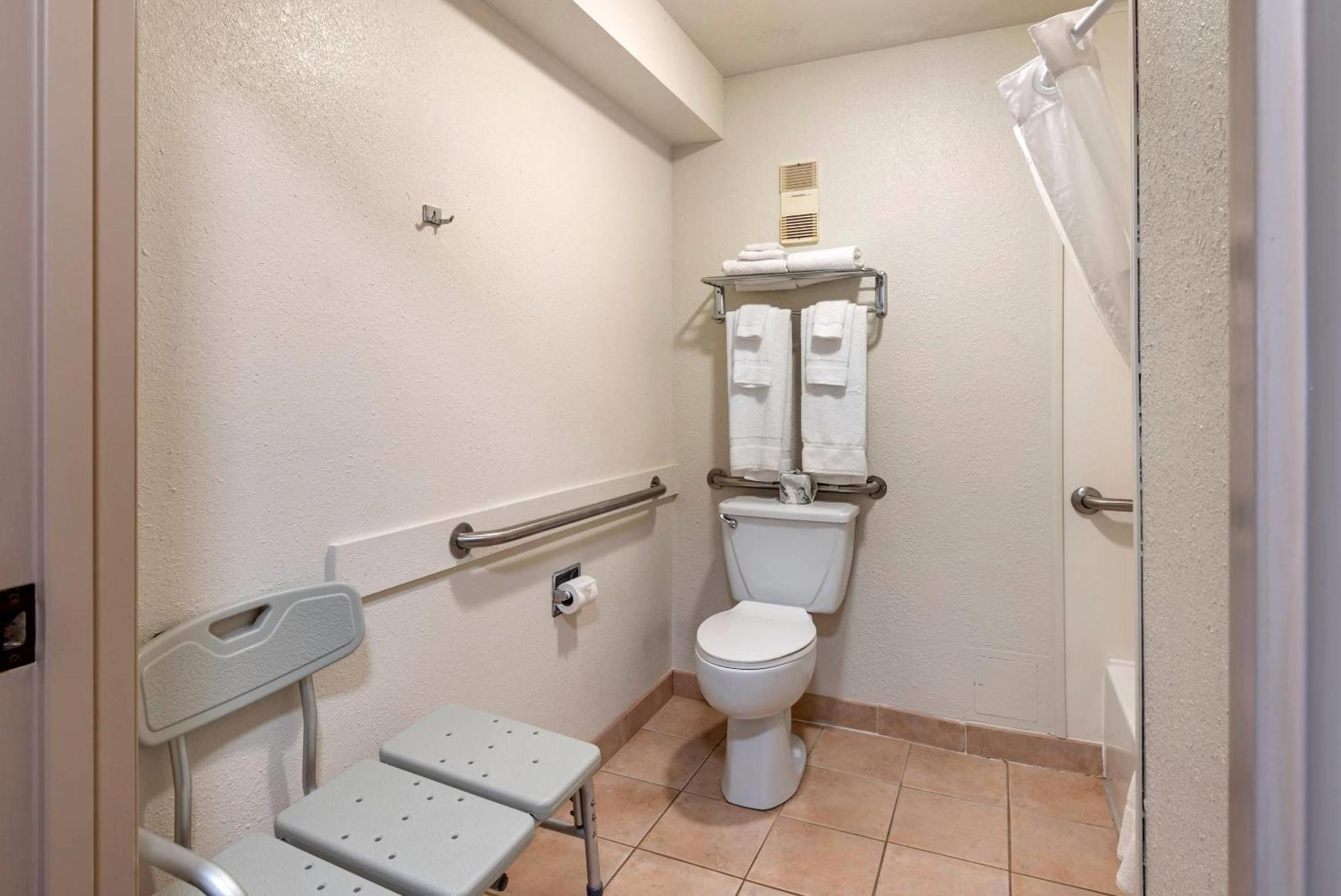 Queen Room with Two Queen Beds and Tub - Accessible/Non-Smoking