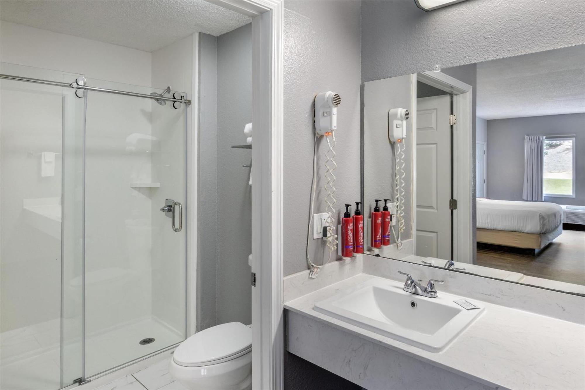 King Suite with Balcony, Spa Bath, Fireplace and Walk-In Shower - Non-Smoking