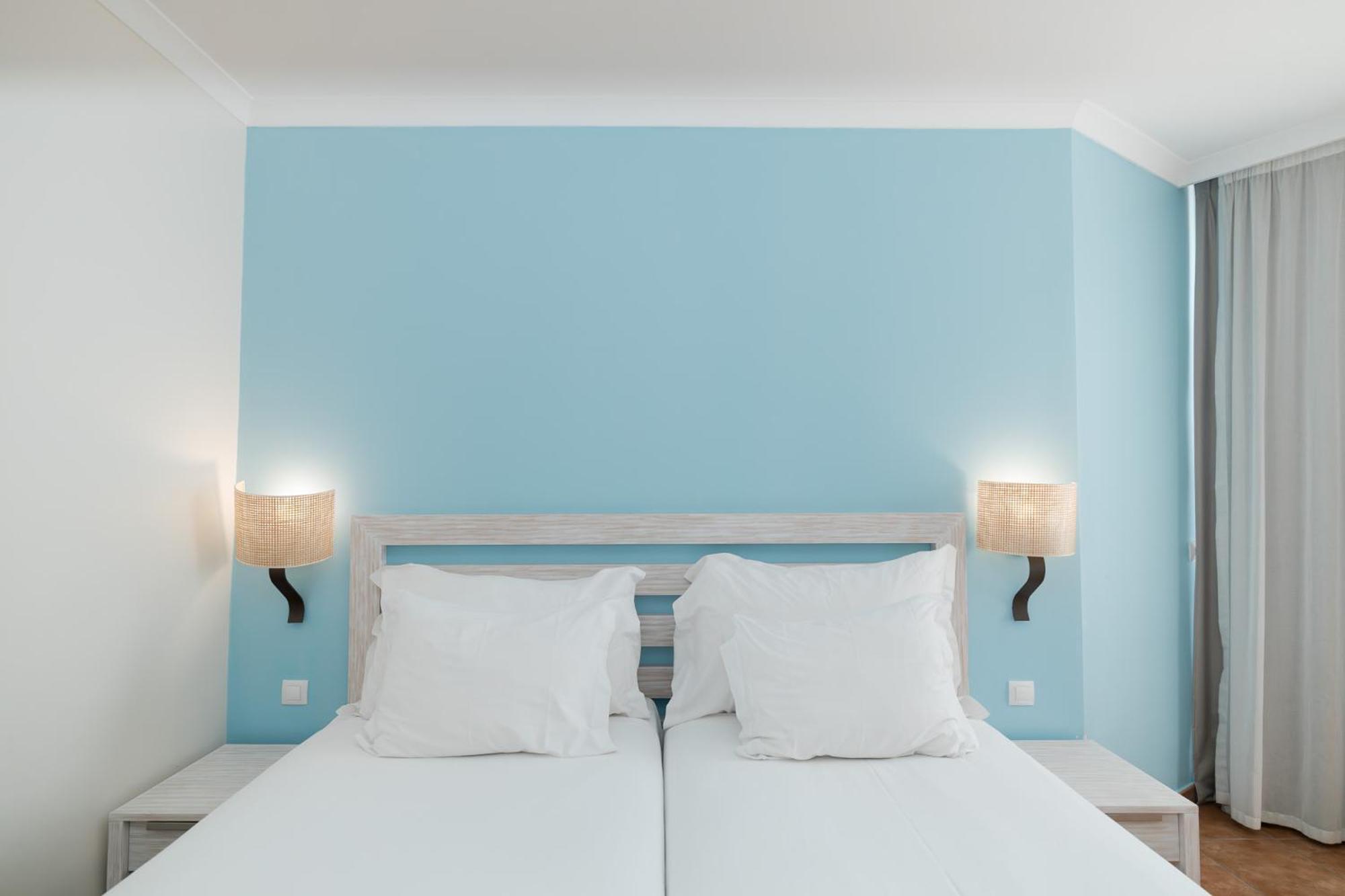 Quarto Duplo Deluxe com Cama Extra e Vista Mar