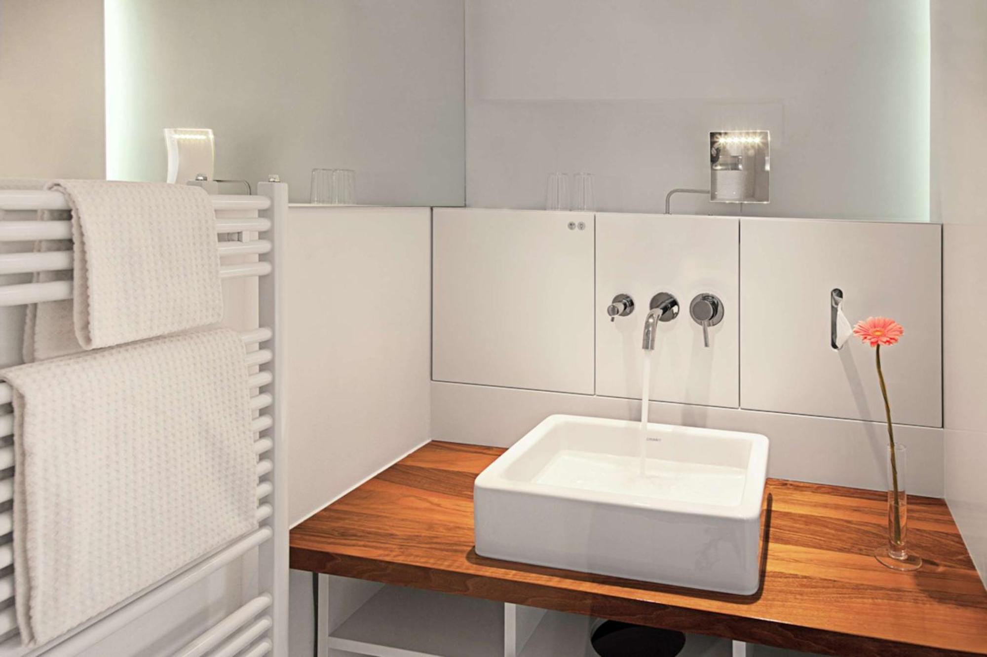 Größeres Superior Zimmer mit Kingsize-Bett – Innenhof und Dusche