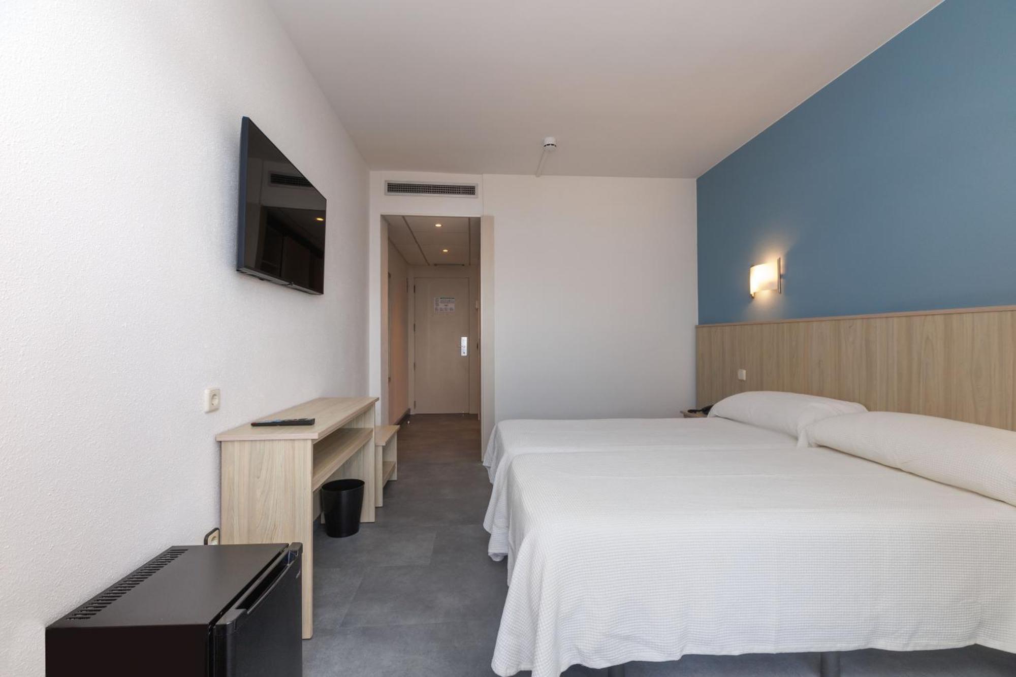 Standard with lateral pool view 4* (2 adults)
