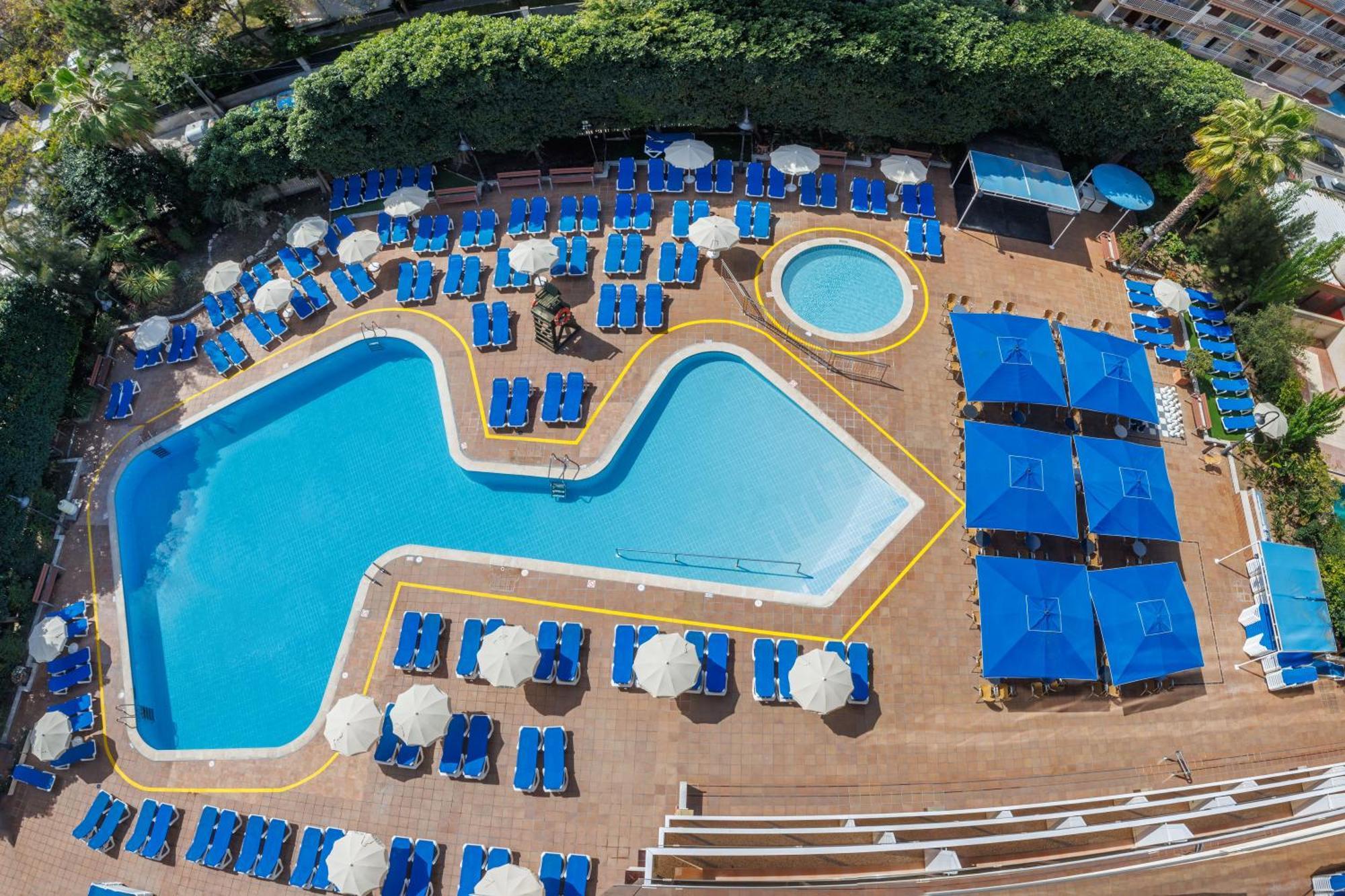 Standard with lateral pool view 4* (3 adults)