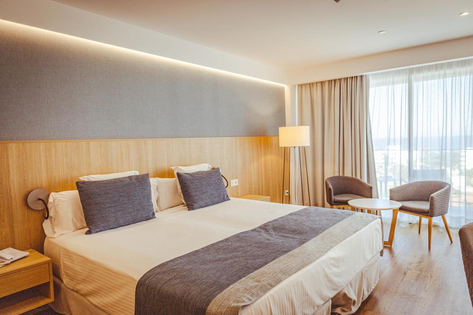 Doppelzimmer mit Balkon und Poolblick