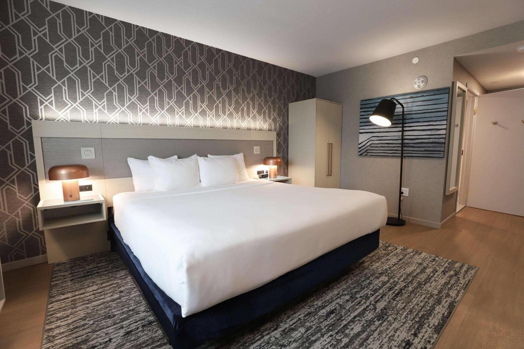 1 King Bed Mobility Hearing Accessible,1693293817:JPEG