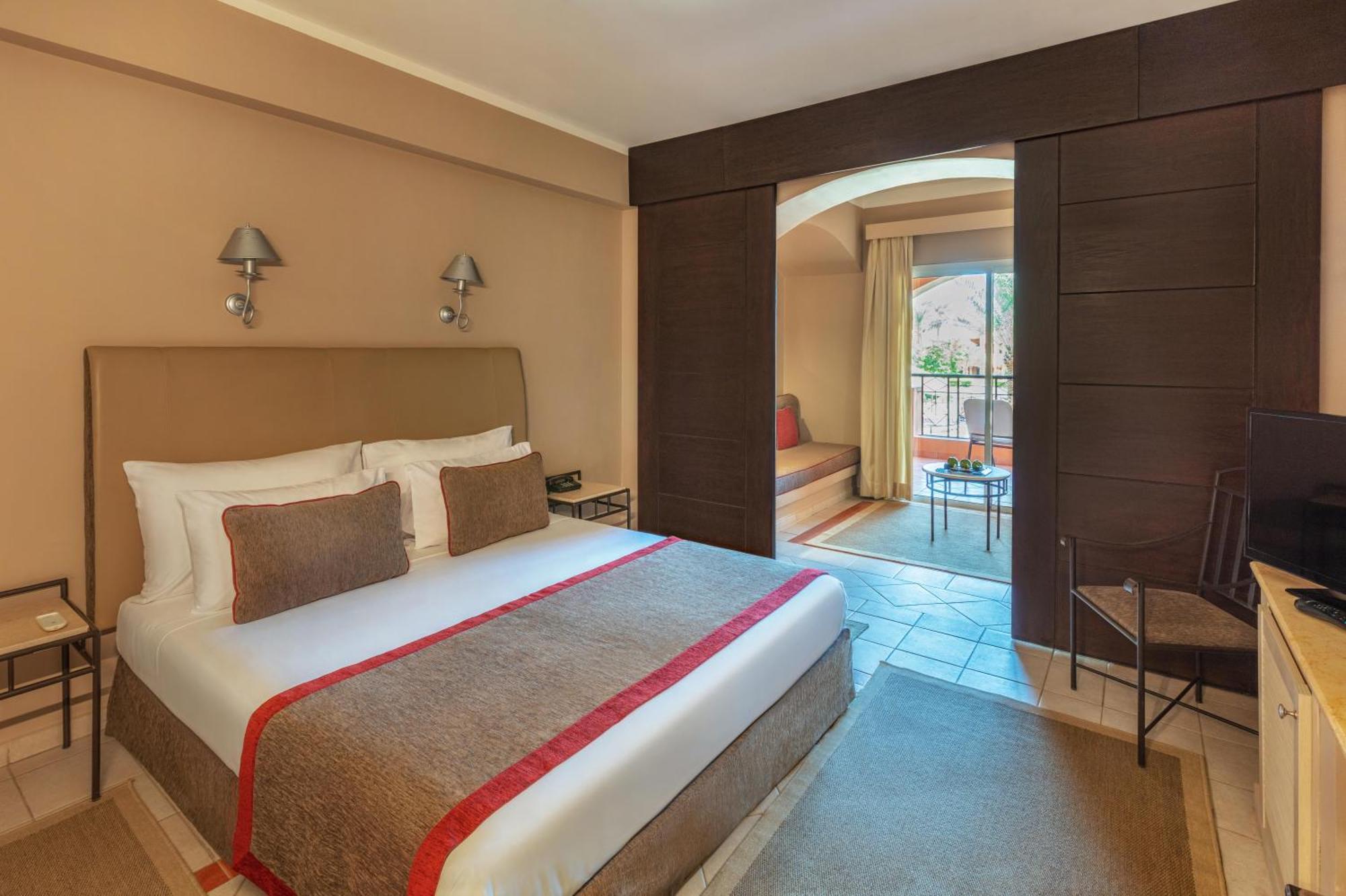 Deluxe Familiekamer, Queensize bed of 2 Aparte Bedden, Uitzicht op het Zwembad