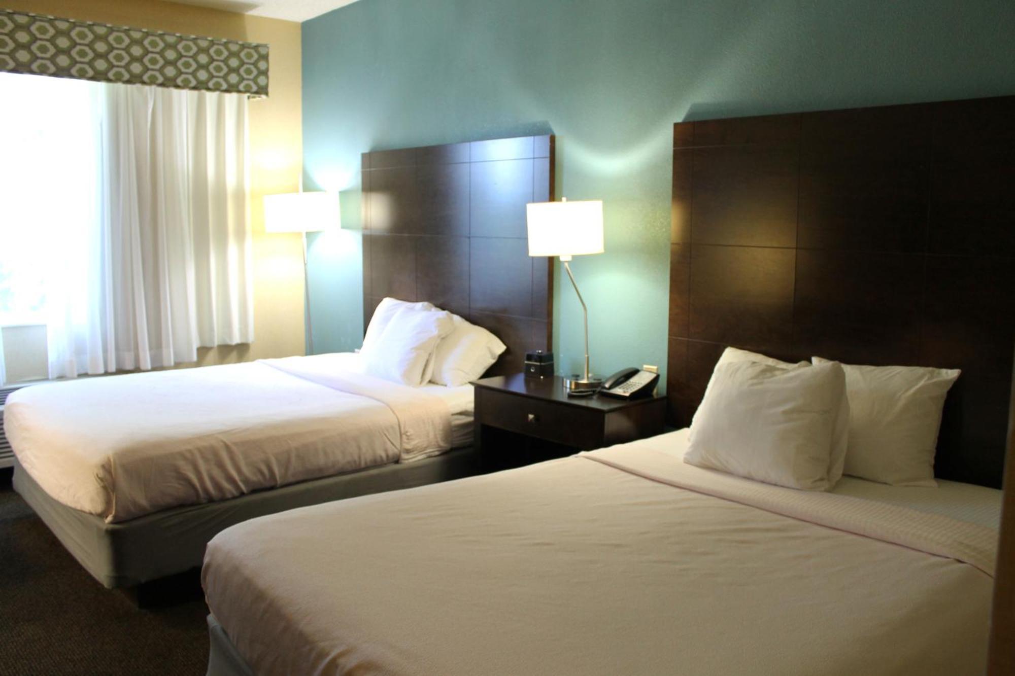 Queen Room with Two Queen Beds - Hearing Impaired Access/Non-Smoking