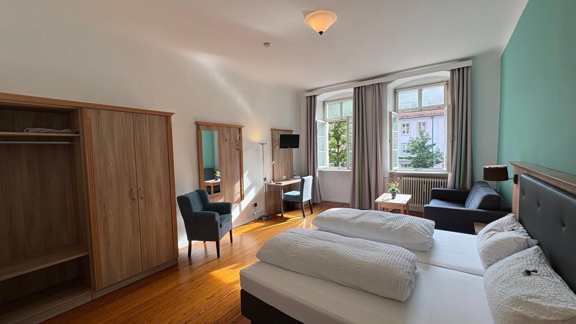 Dreibettzimmer mit Stadtblick