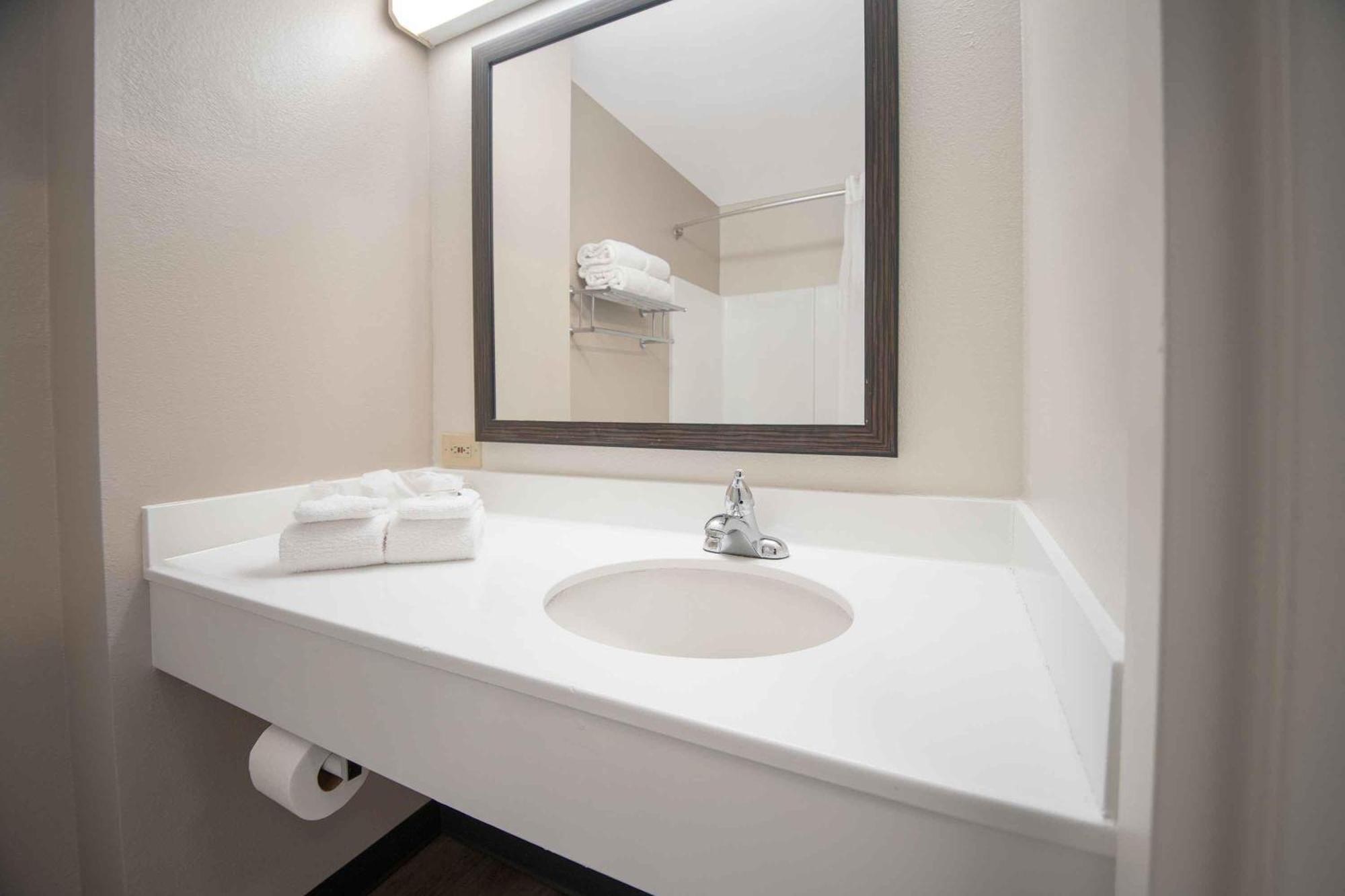 Deluxe Studio with 1 Queen Bed - Non-Smoking