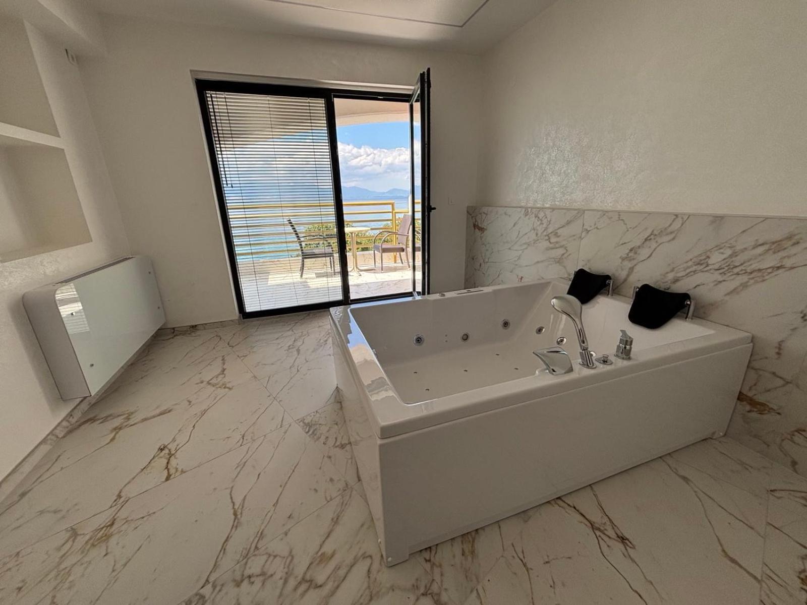 Deluxe Suite mit Whirlpool-Badewanne