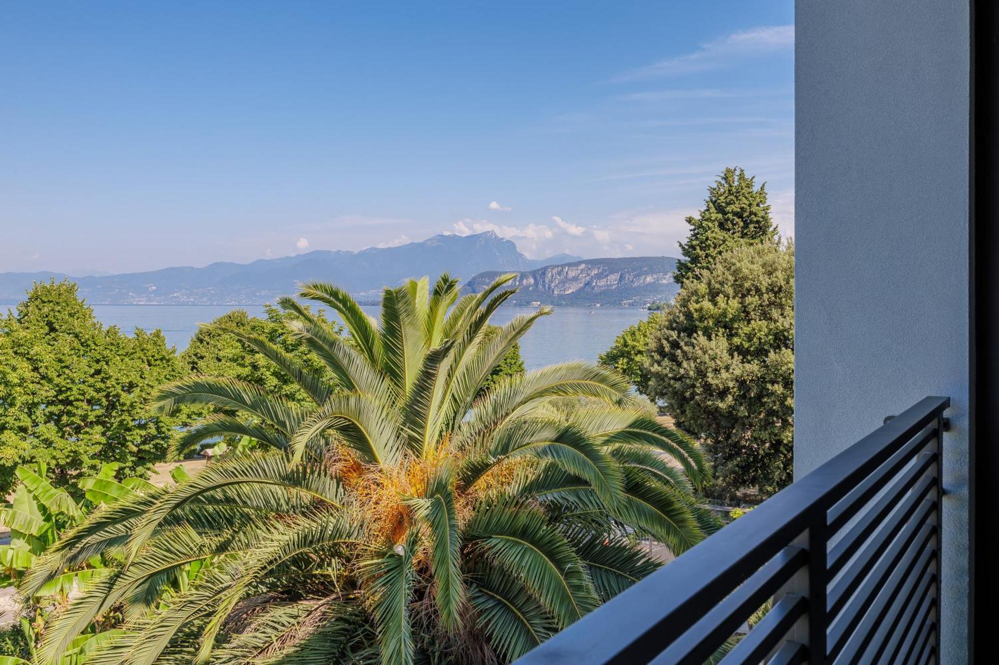 Panorama Doppel- oder Zweibettzimmer mit Terrasse und Seeblick