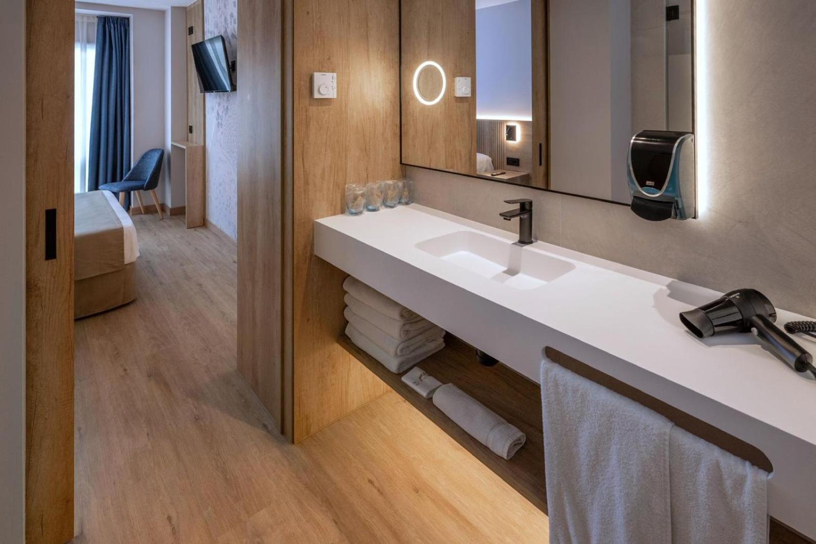 Suite Familiar Premium con vistas a la piscina