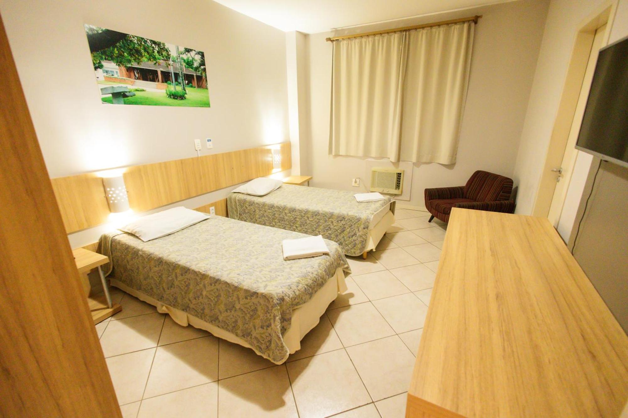 Quarto com Cama de Casal ou 2 de Solteiro