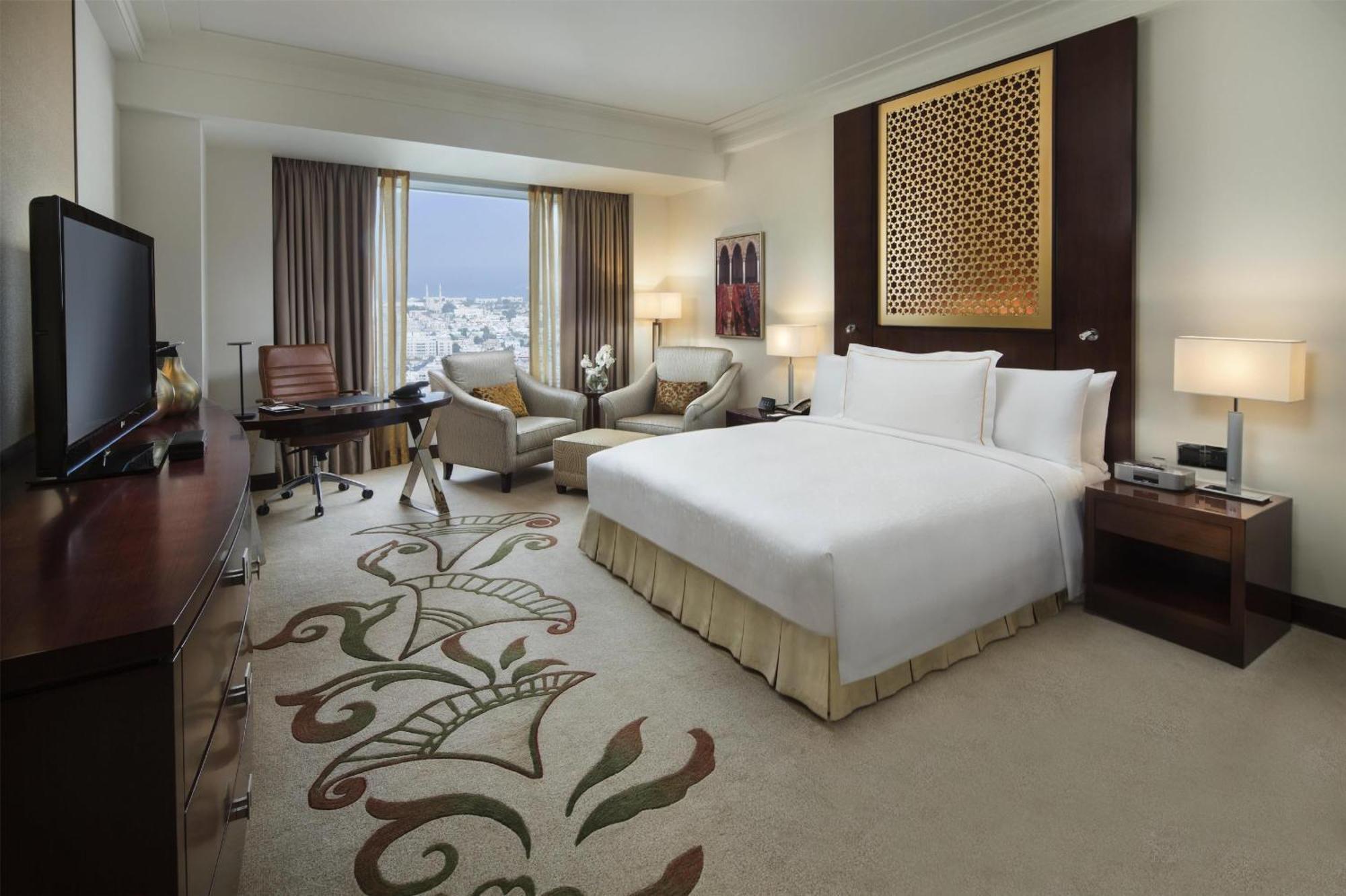 Deluxe Zimmer mit Kingsize-Bett und Blick auf die Skyline