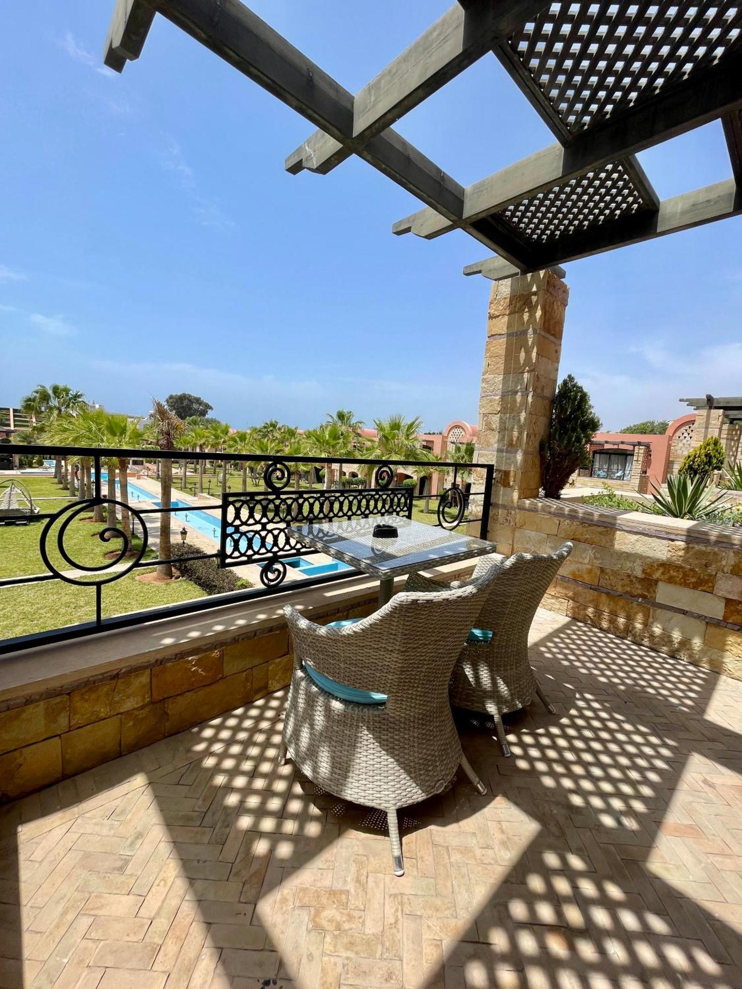 Suite con cama extragrande y vistas a la piscina