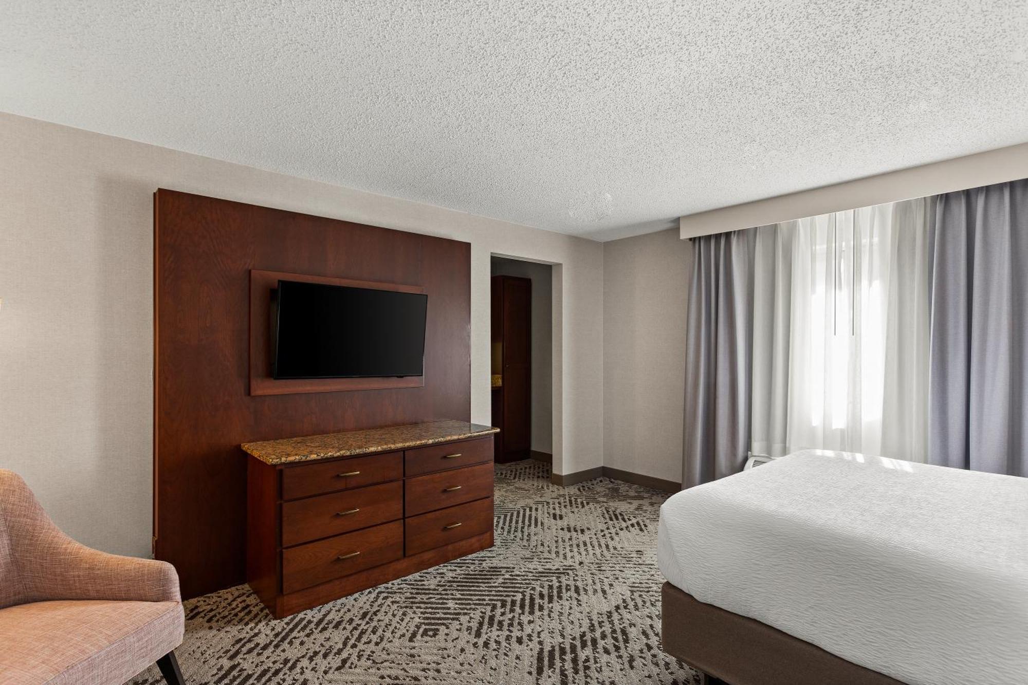 Queen Room with Pool View - Non-Smoking