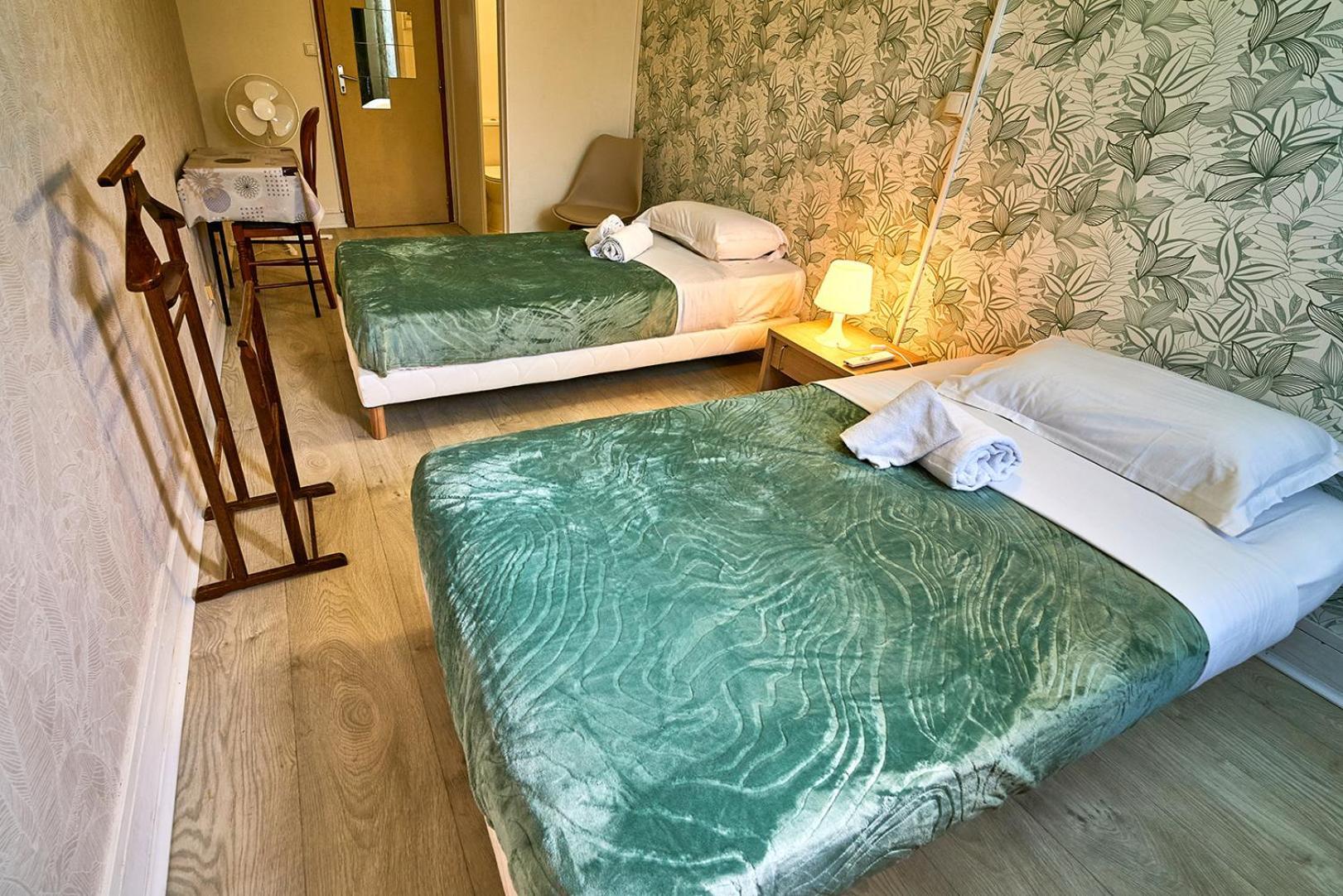 Chambre Simple avec Toilettes et Douche Communes