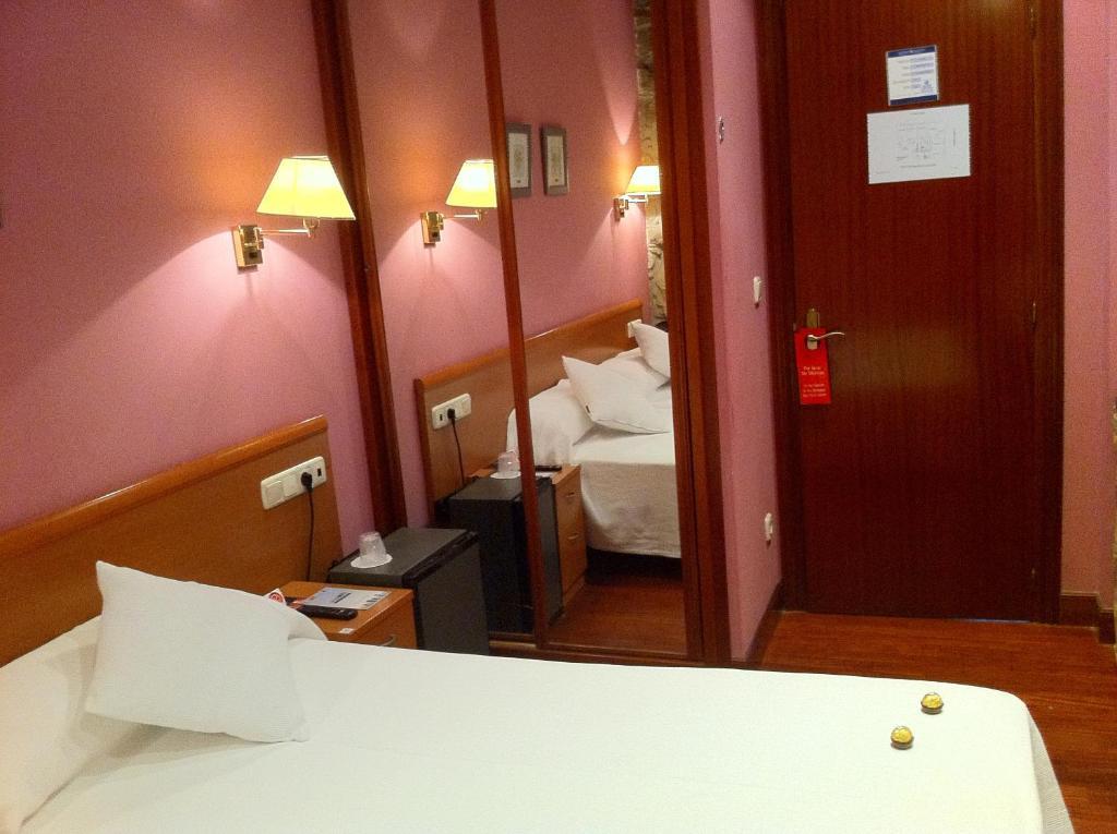 Chambre Double avec Balcon et Salle de Bains Commune