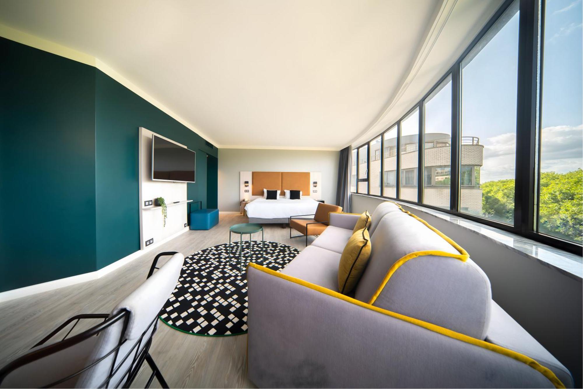 Junior Suite King Bed Sofa Bed,1717024382:JPEG