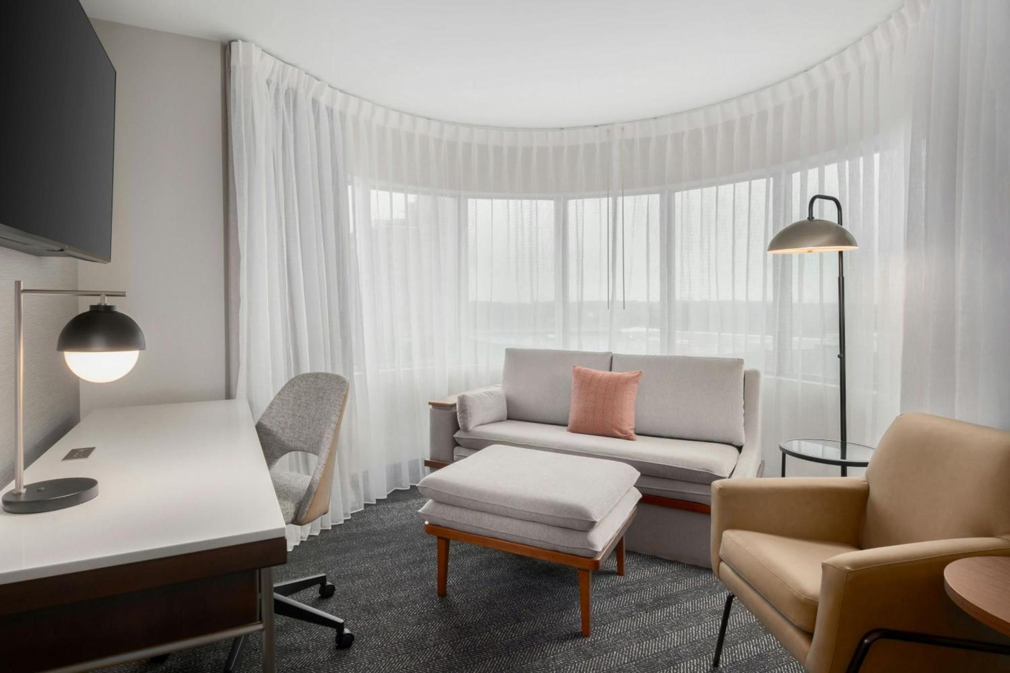 Junior King Suite with City View - Club Level