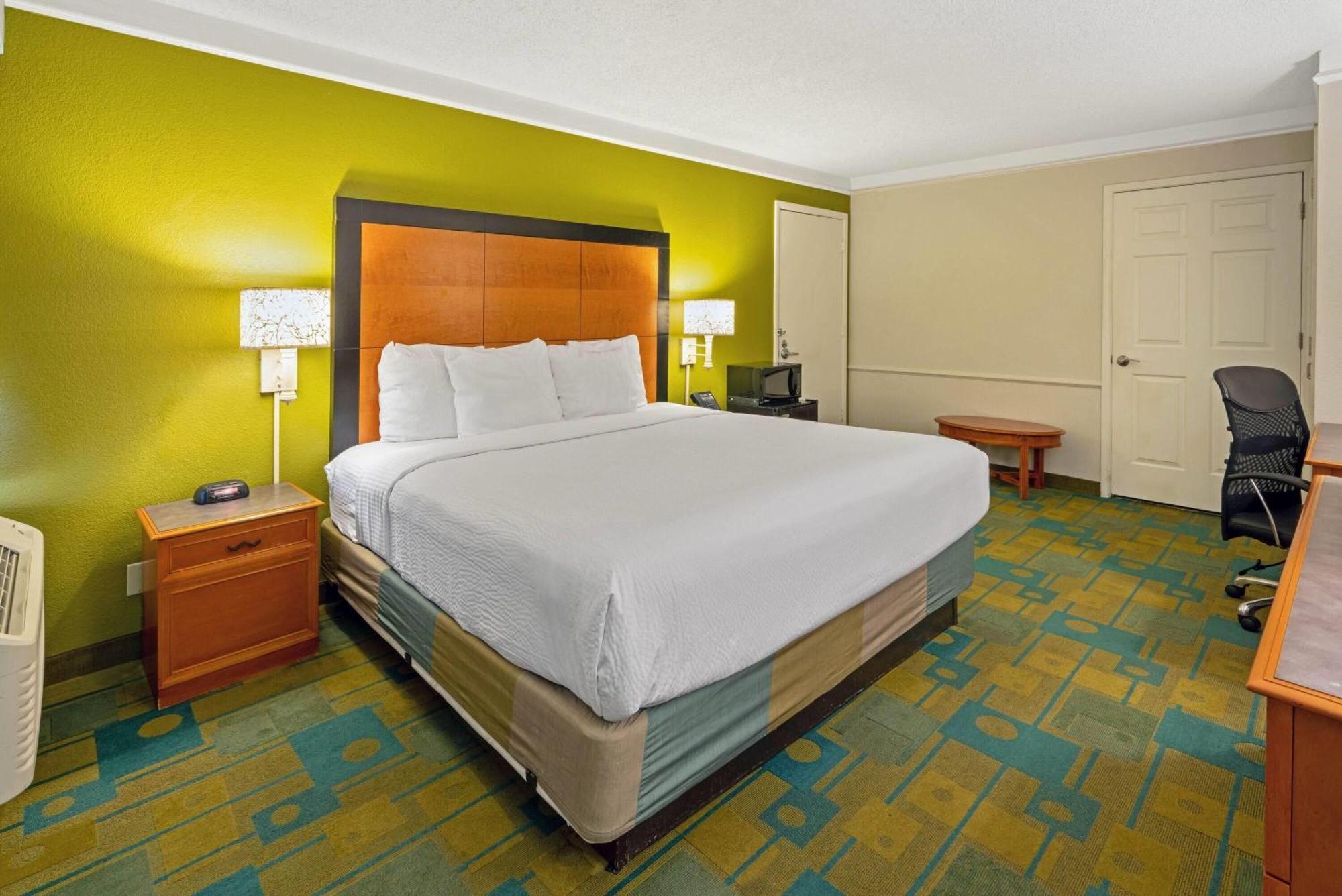 King Room with One King Bed and Bath Tub with Grab Bars - Mobility accessible/Non-Smoking