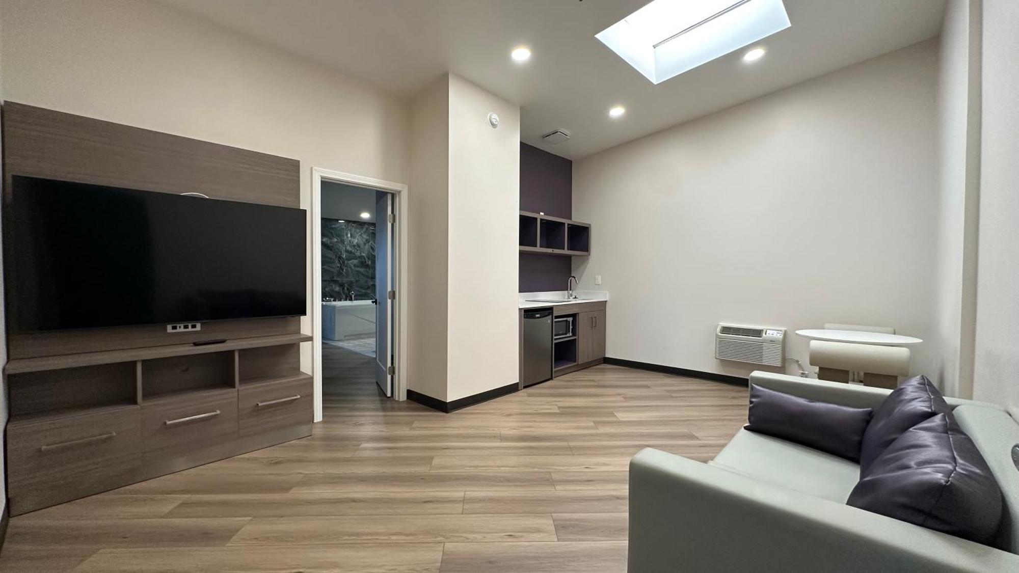 King Room with Spa Tub and Kitchenette