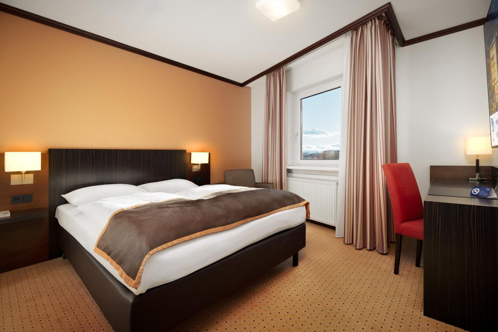 Comfort room queen-size bed,1704823365:JPEG
