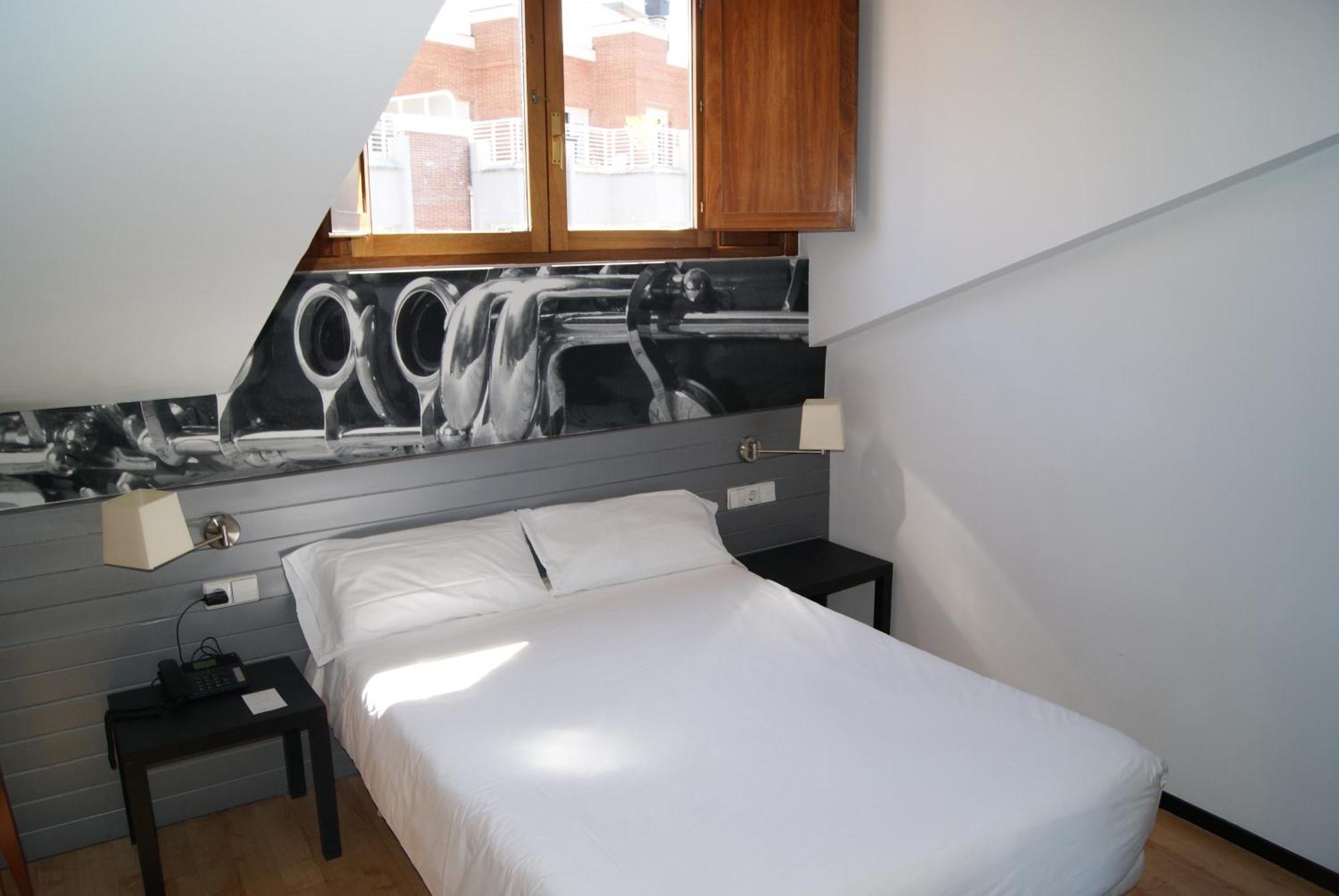 Small Double Room,1704913850:JPEG