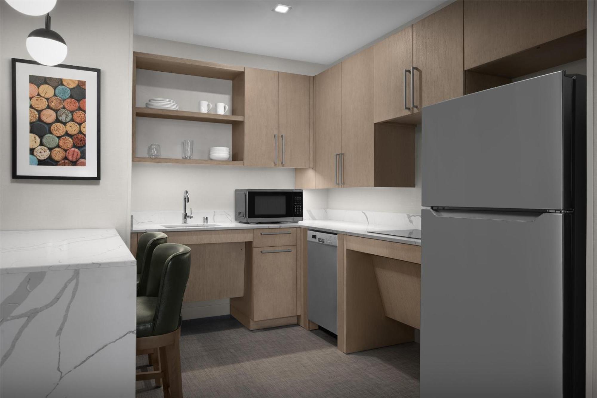 King Efficiency Suite with Bath Tub - Mobility and Hearing Access