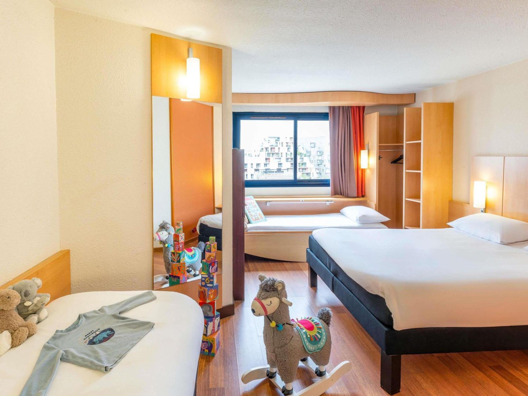 Kamer met 1 Tweepersoonsbed en 2 Eenpersoonsbedden