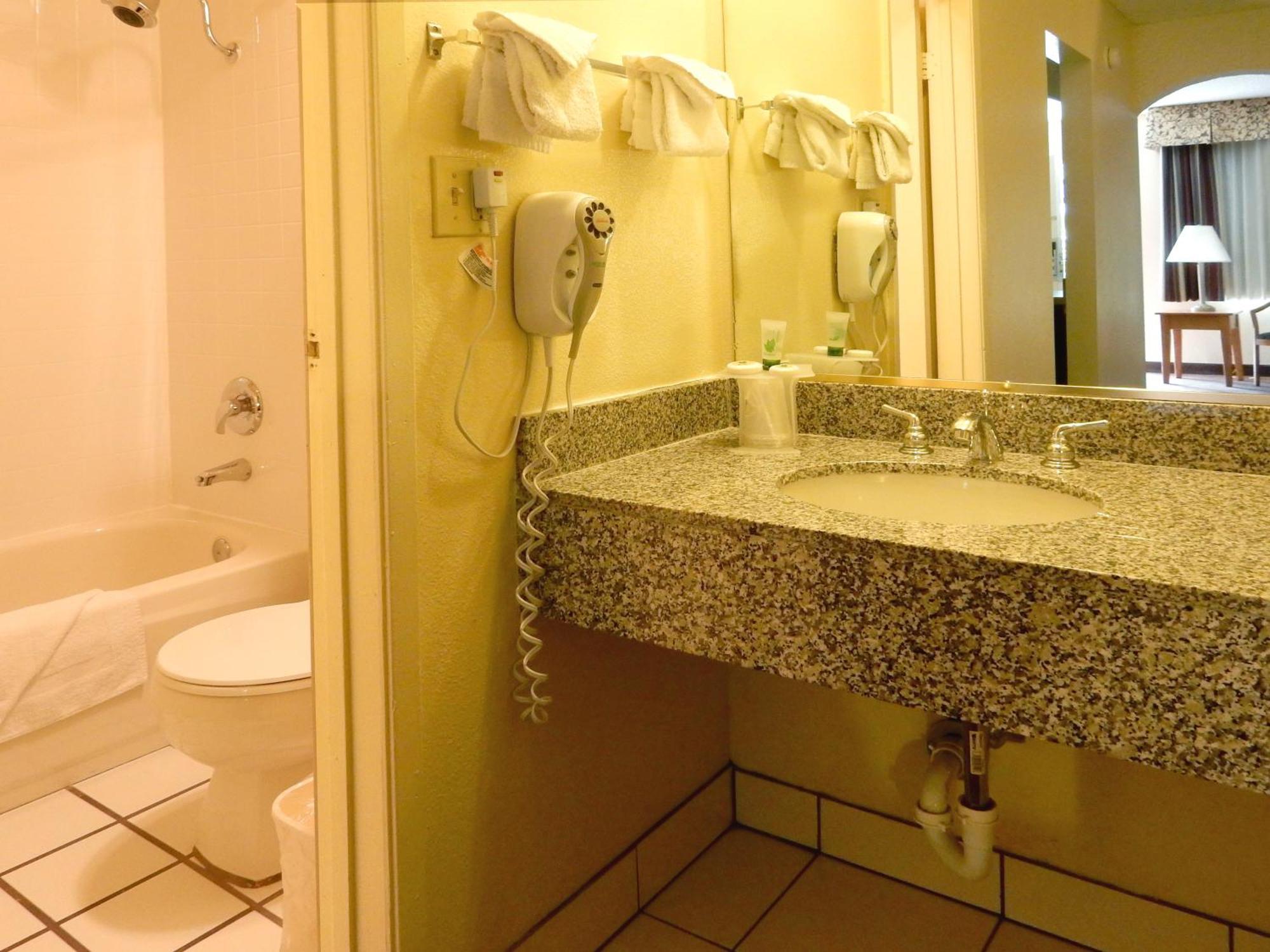 Standard Queen Room with Two Queen Beds - Non Smoking,323351956:JPEG