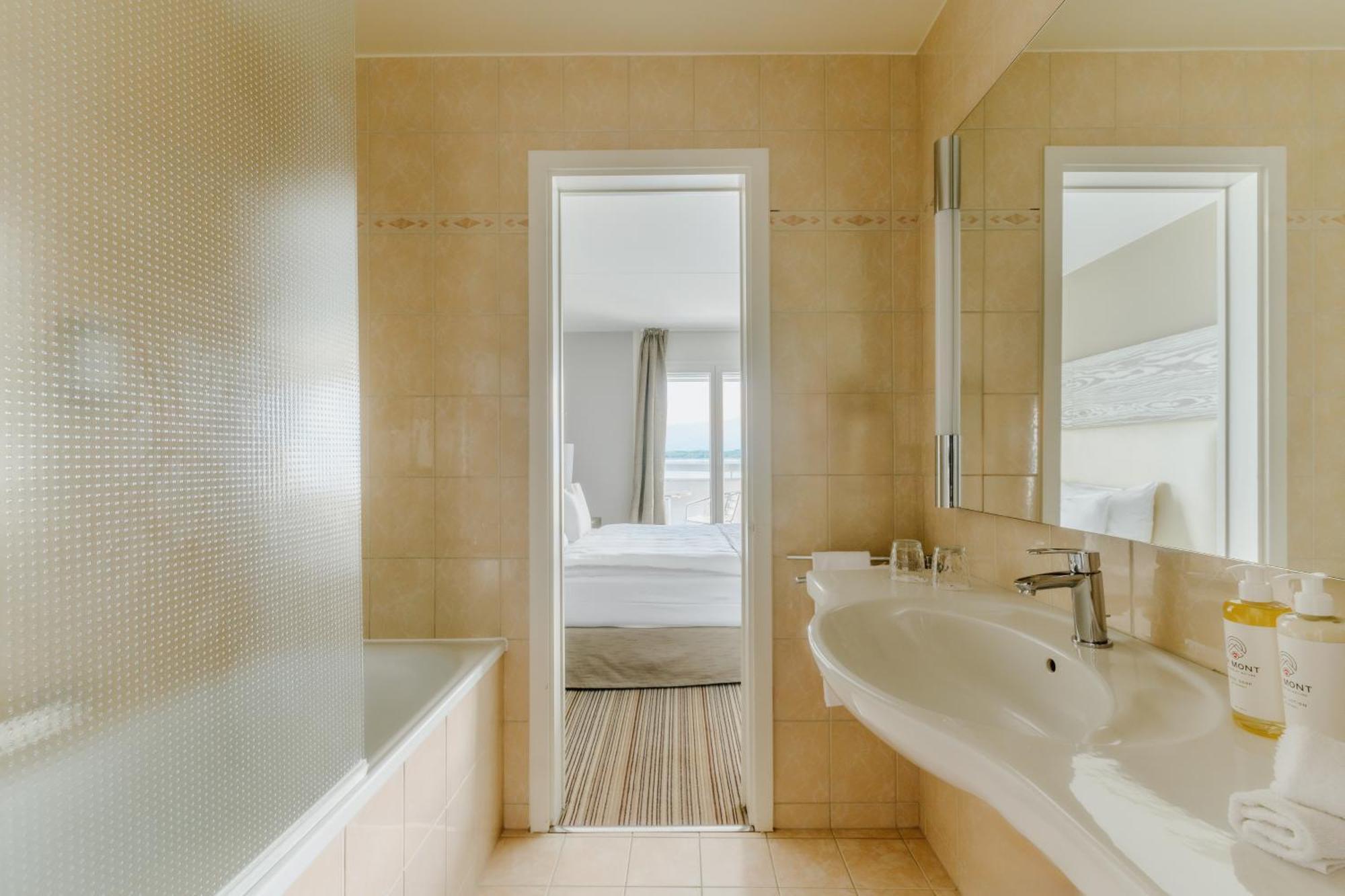 Classy Junior Suite – lake view balcony,1599642030:JPEG