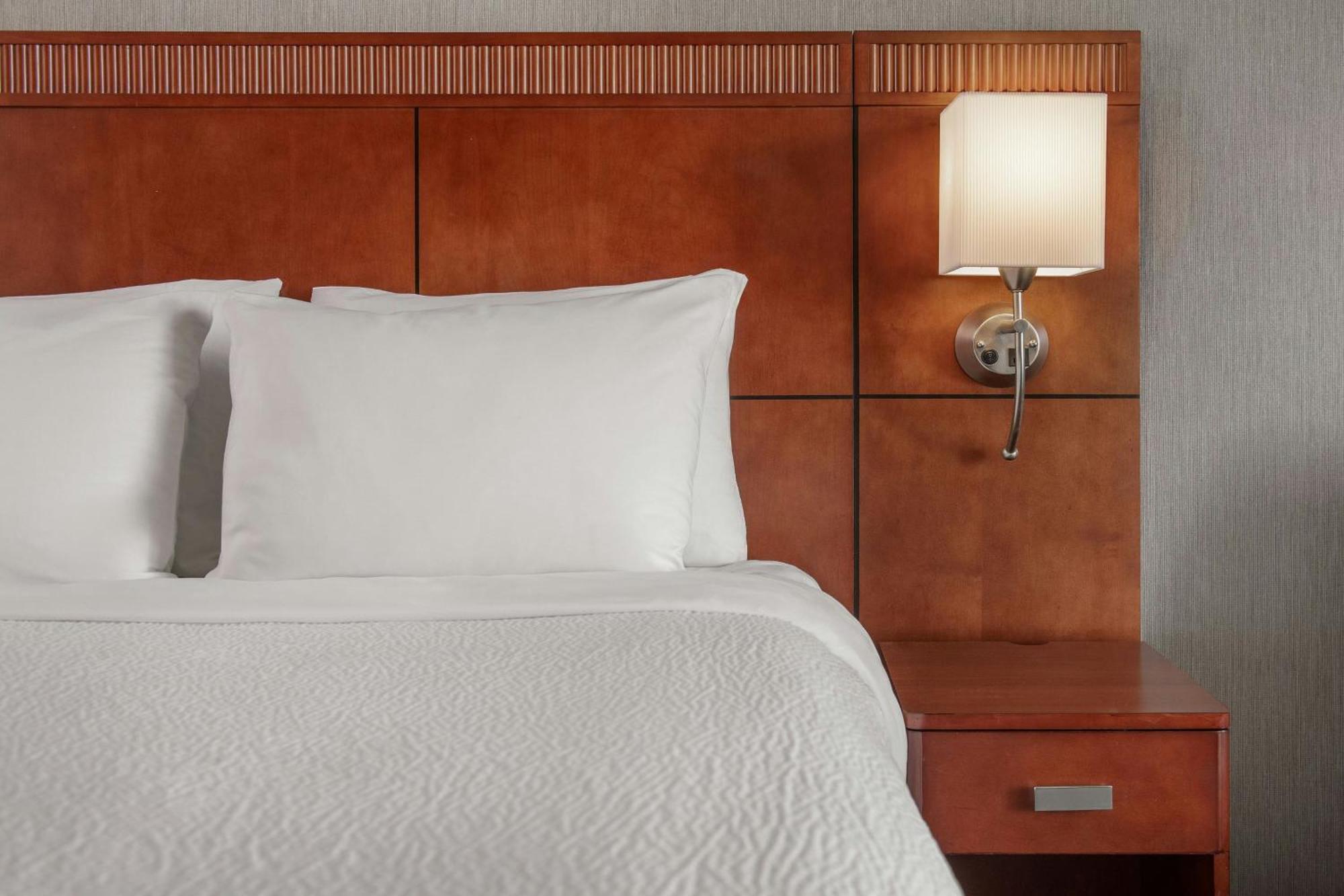 King Guest Room with Mountain View - High Floor