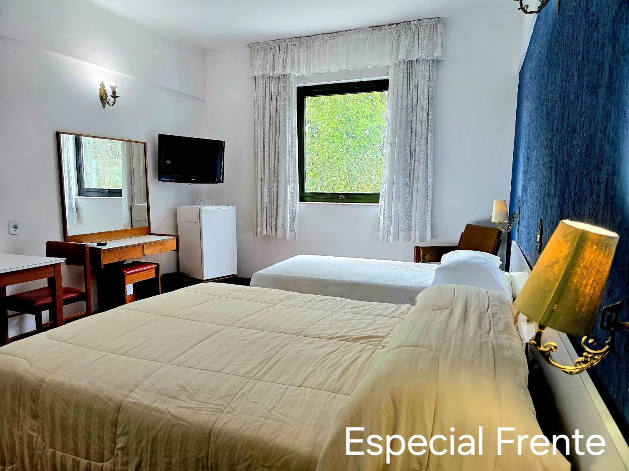 Quarto Grande com Cama de Casal ou 2 de Solteiro