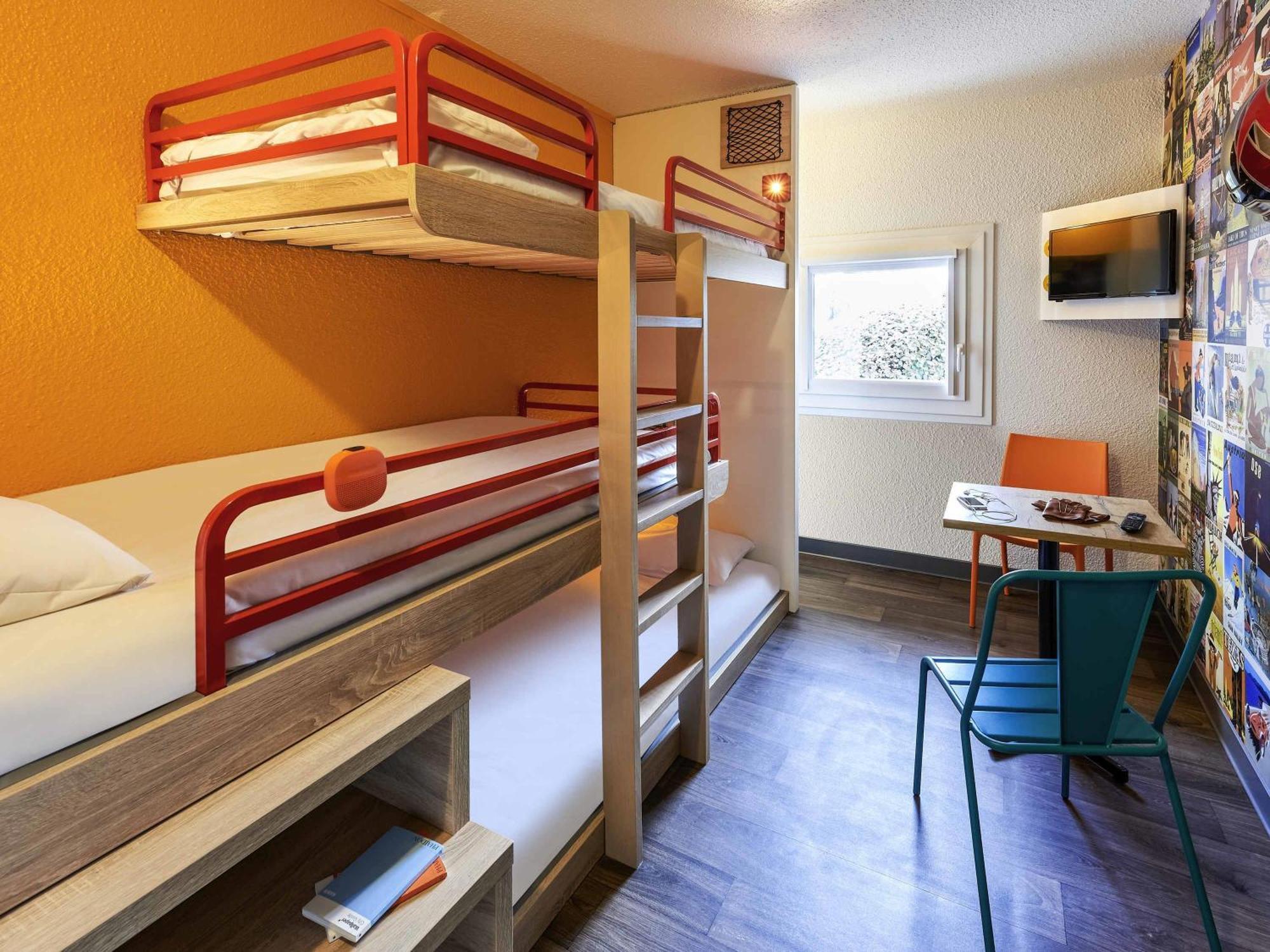 Chambre Break avec 3 Lits Simples Superposés et Salle de Bains Commune