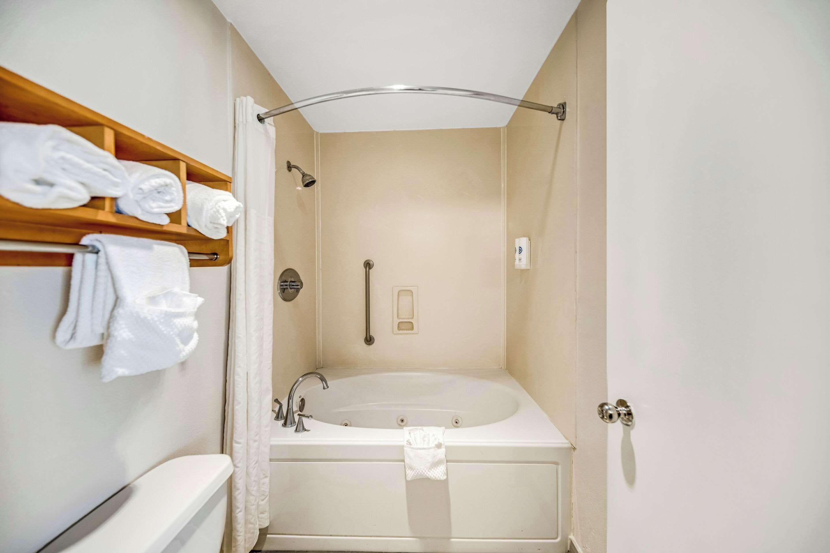 King Suite Whirlpool Non smoking,1707777129:JPEG