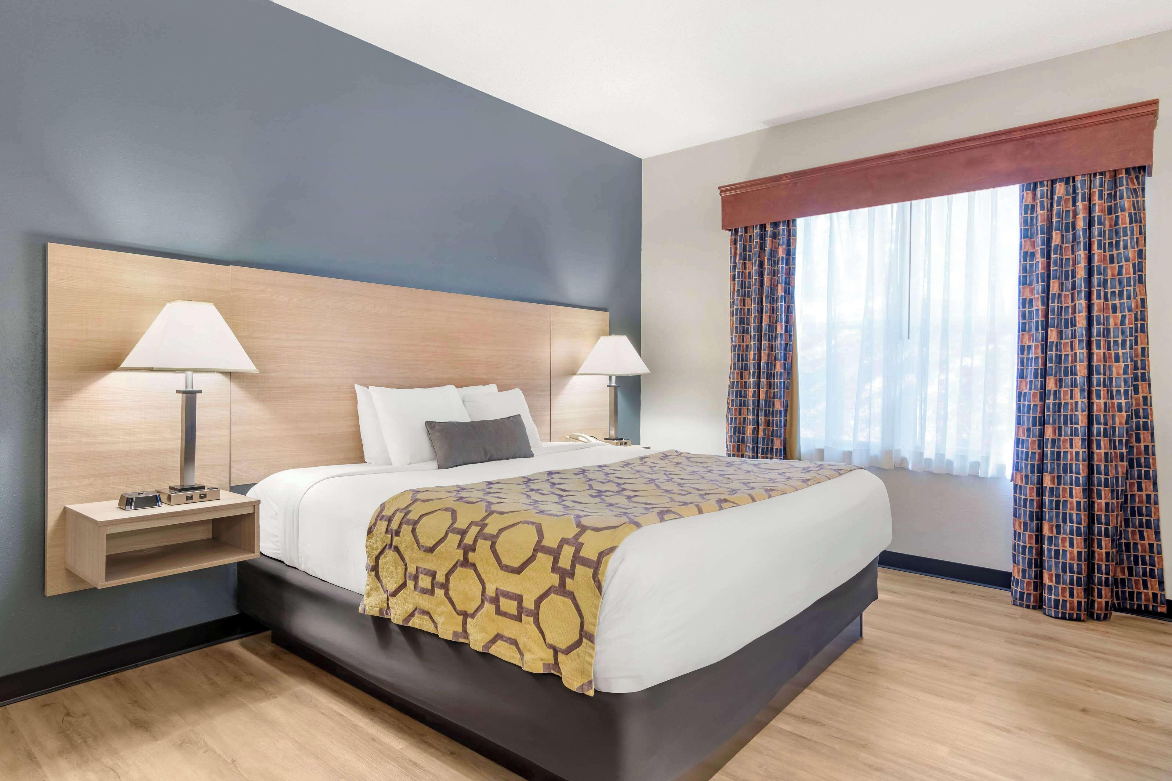Deluxe King Room - Mobility Access/Non-Smoking,556671333:JPEG