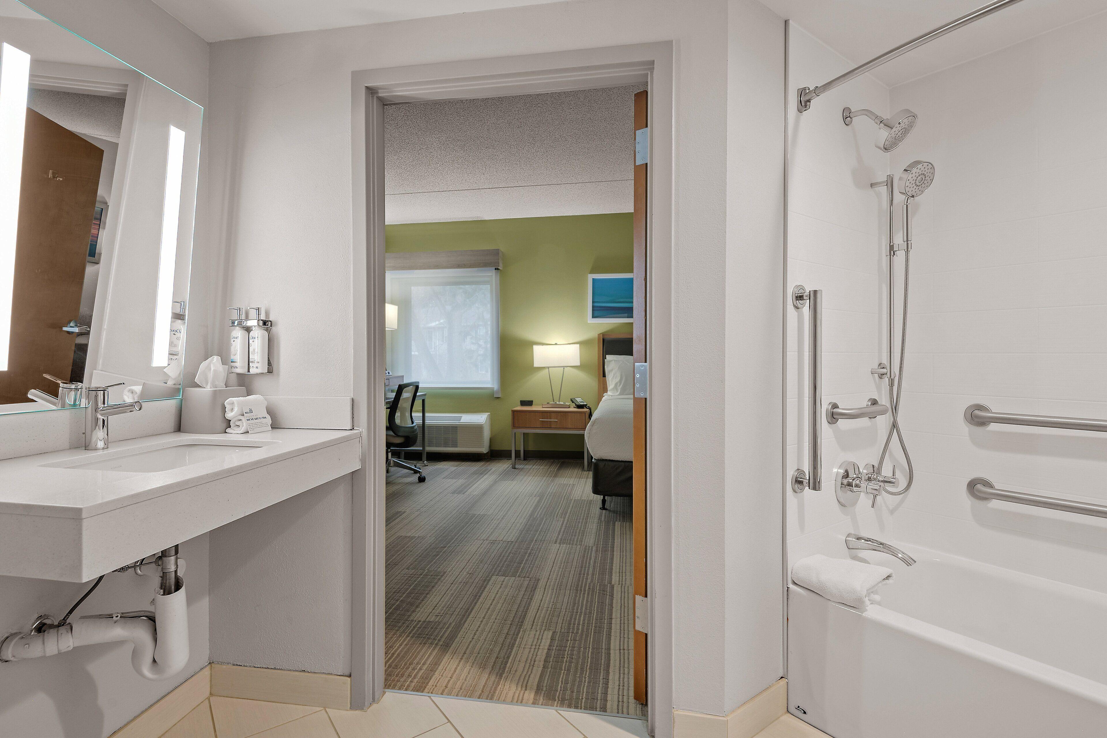 Queen Room with Single Sofa Bed and Tub - Mobility Accessible,1499161879:JPEG