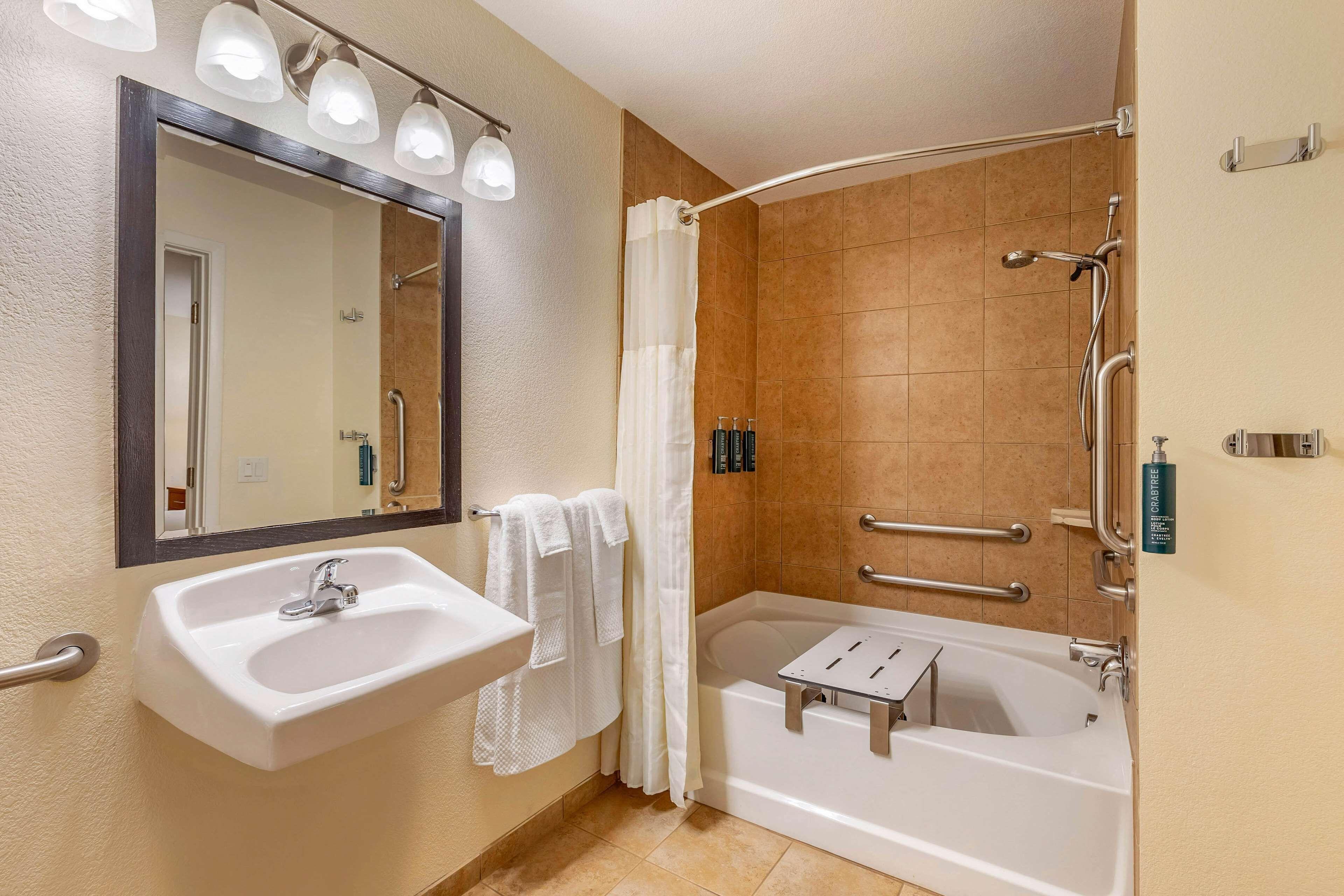Two-Bedroom Suite with Accessible Tub,1709550997:JPEG