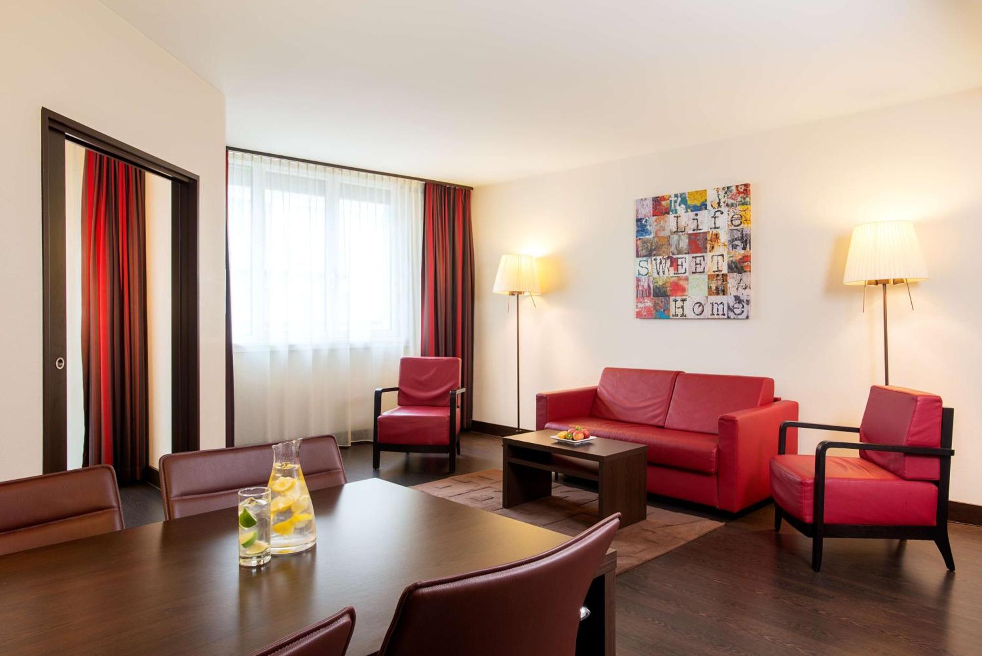 Habitación Familiar Contigua con cama supletoria (2 adultos + 3 niños)