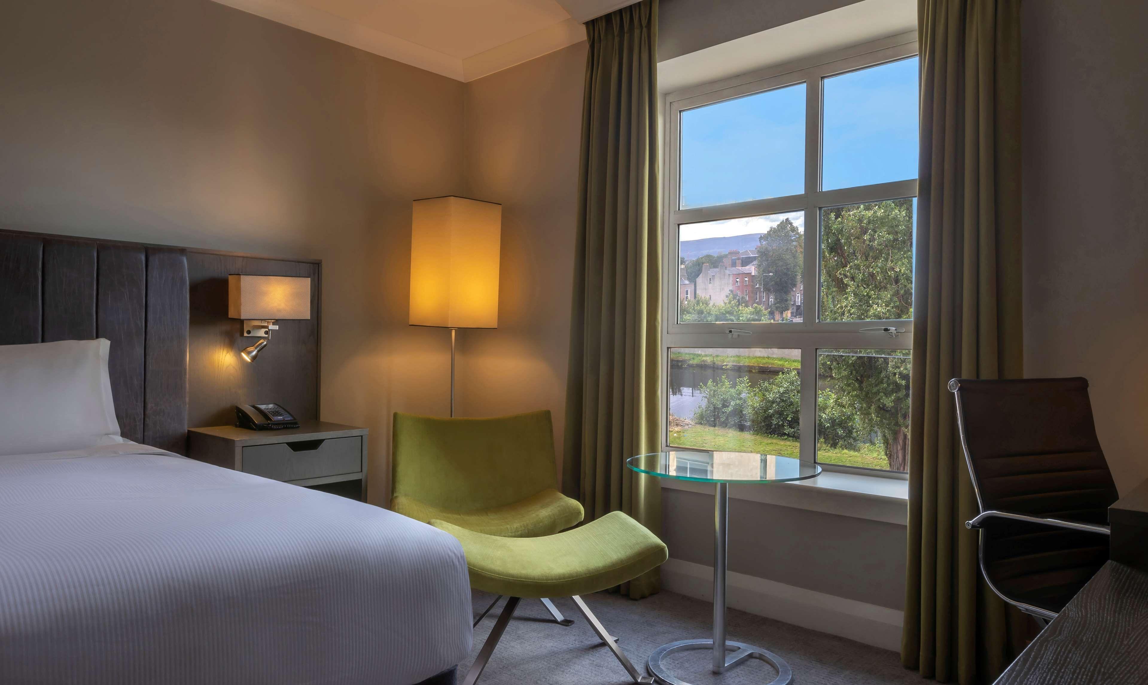 Standard Zimmer mit Kingsize-Bett und Kanalblick