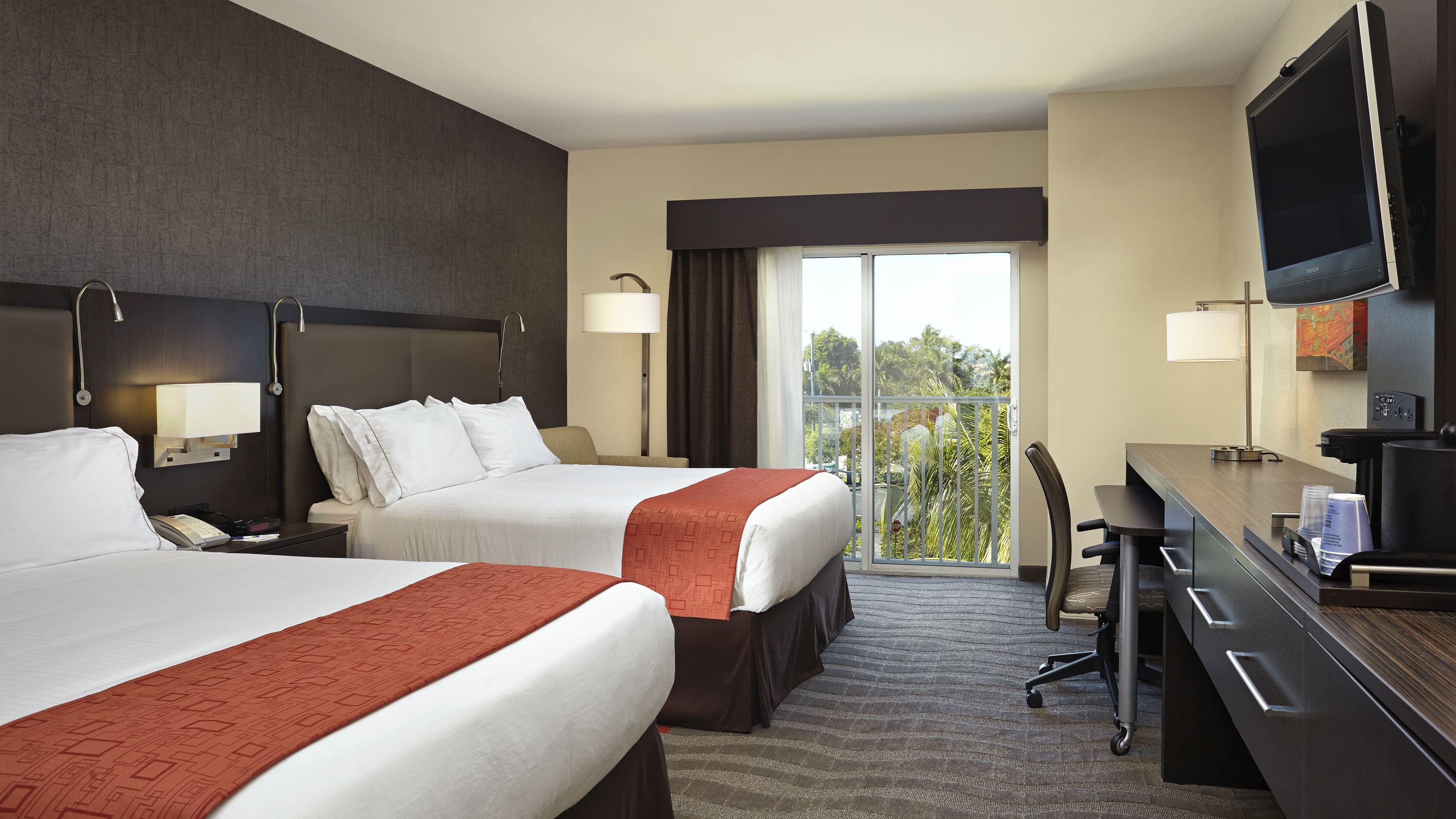 Quarto com Cama Queen-size e Vista da Piscina