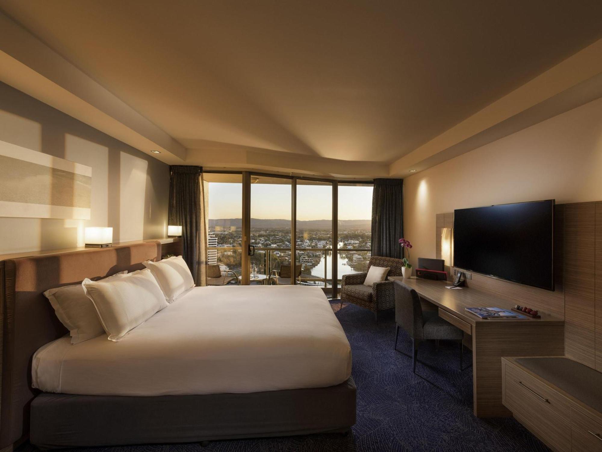 Superior King Room with Hinterland View and One King Bed