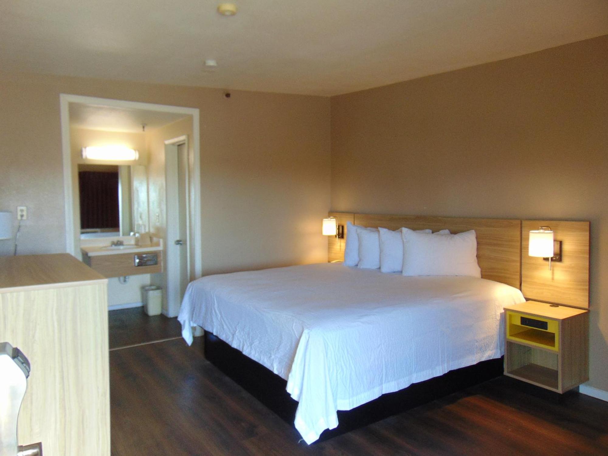 King Room with Tub and Grab Bars - Mobility/Hearing Accessible - Non-Smoking
