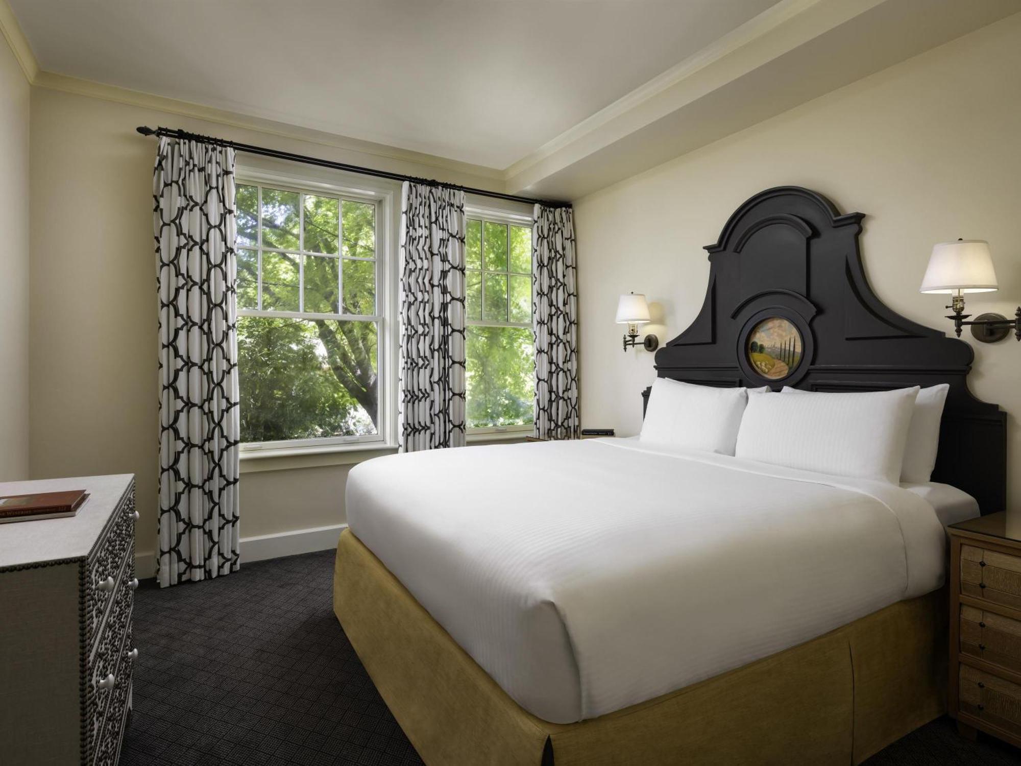 Signature One-Bedroom King Suite with Sofa Bed, Fireplace, Patio or Balcony, Jacuzzi and Garden View