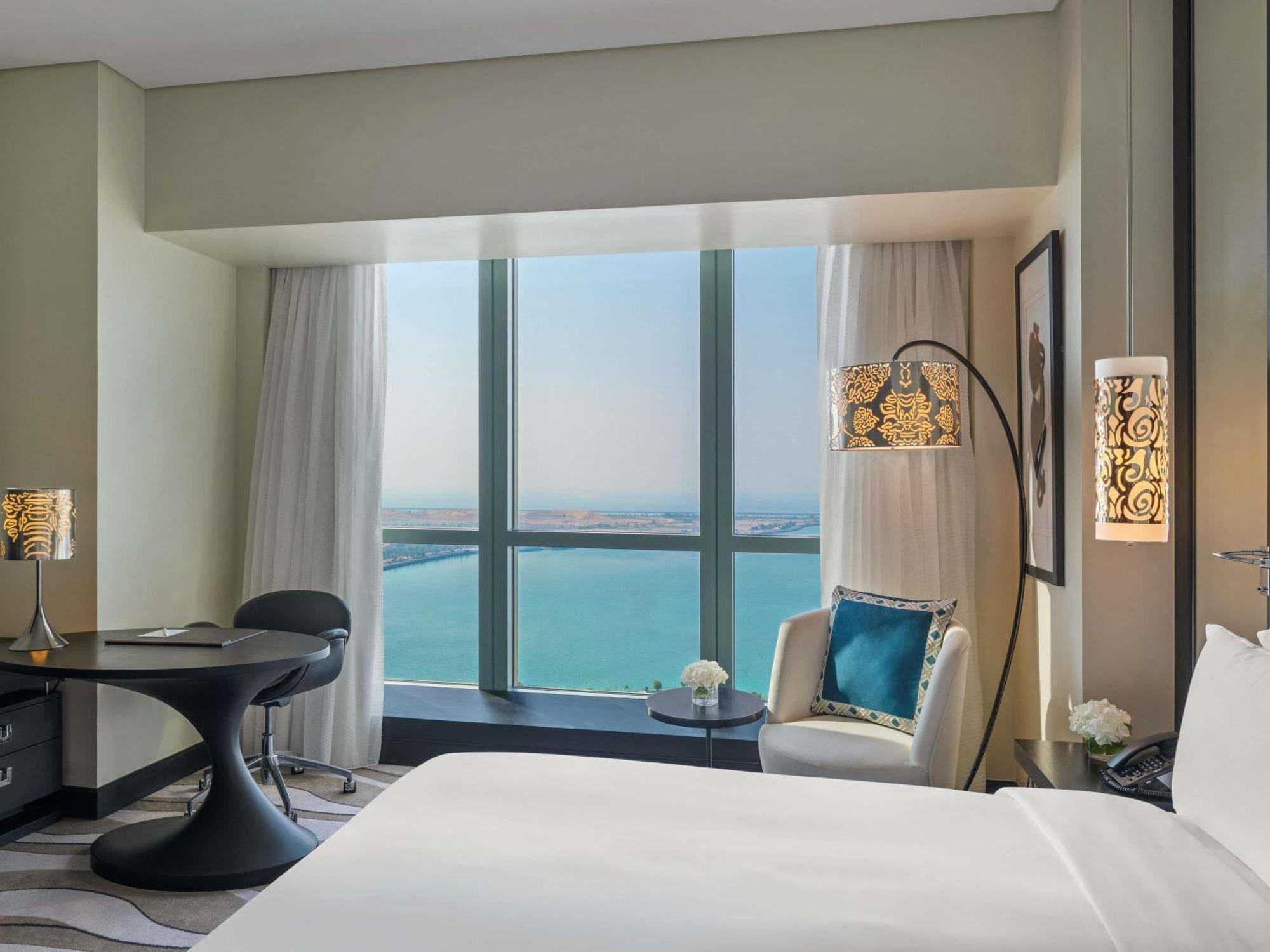 Quarto Luxo com 2 Camas de Solteiro e Vista do Mar